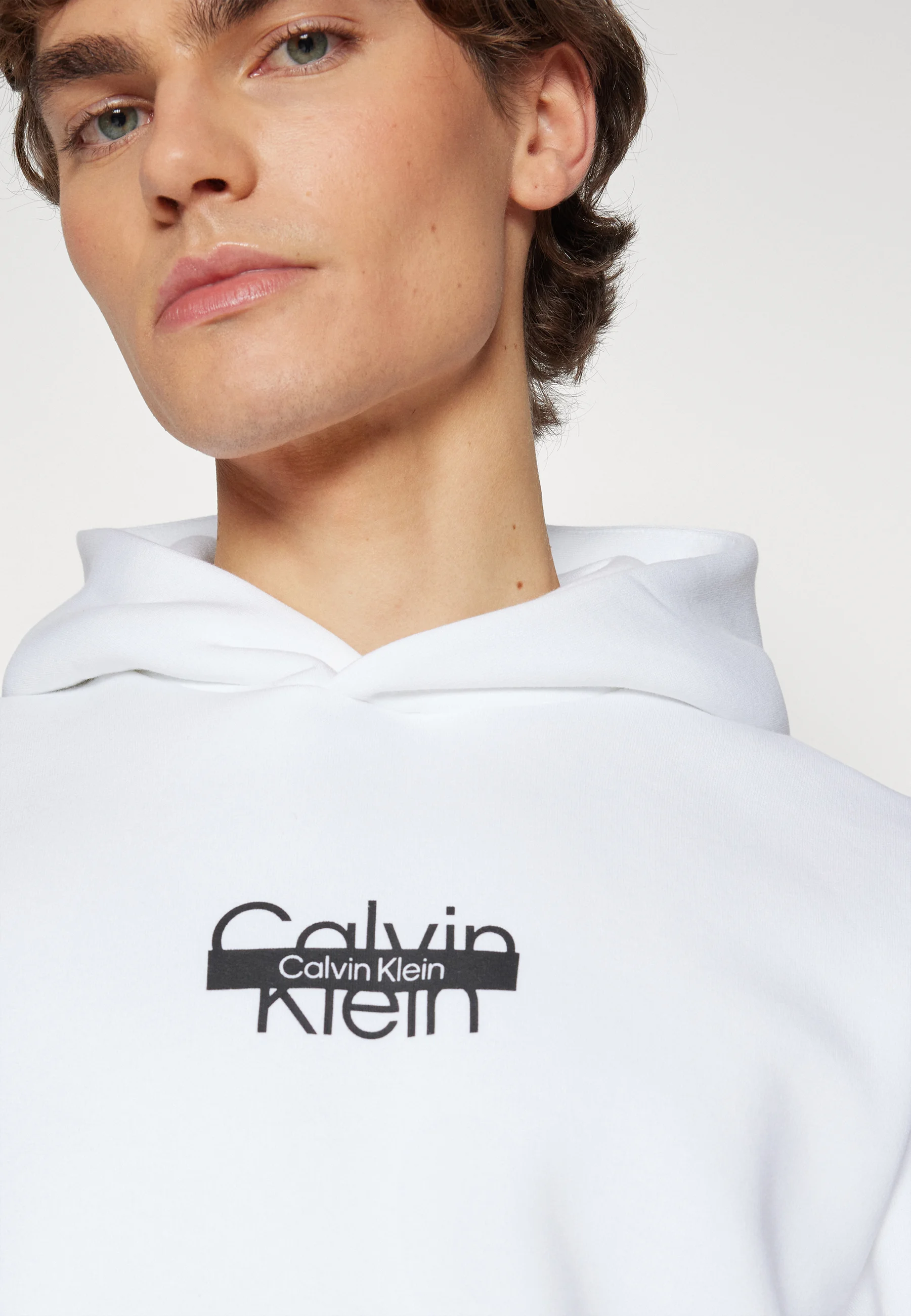 Sudadera con capucha y logo recortado de Calvin Klein