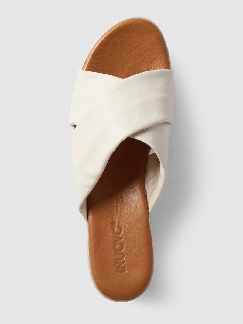 Wedges aus Leder mit breiten Riemen in sand