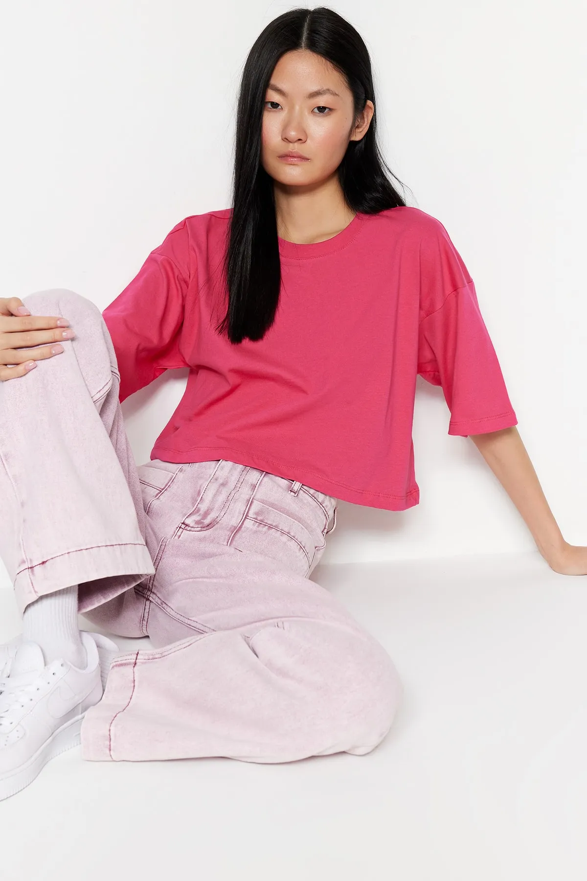 Trendyol Collection  Fuchsiafarbenes, kurz geschnittenes Premium-Strick-T-Shirt aus 100 % Baumwolle mit Rundhalsausschnitt TWOSS23TS00038