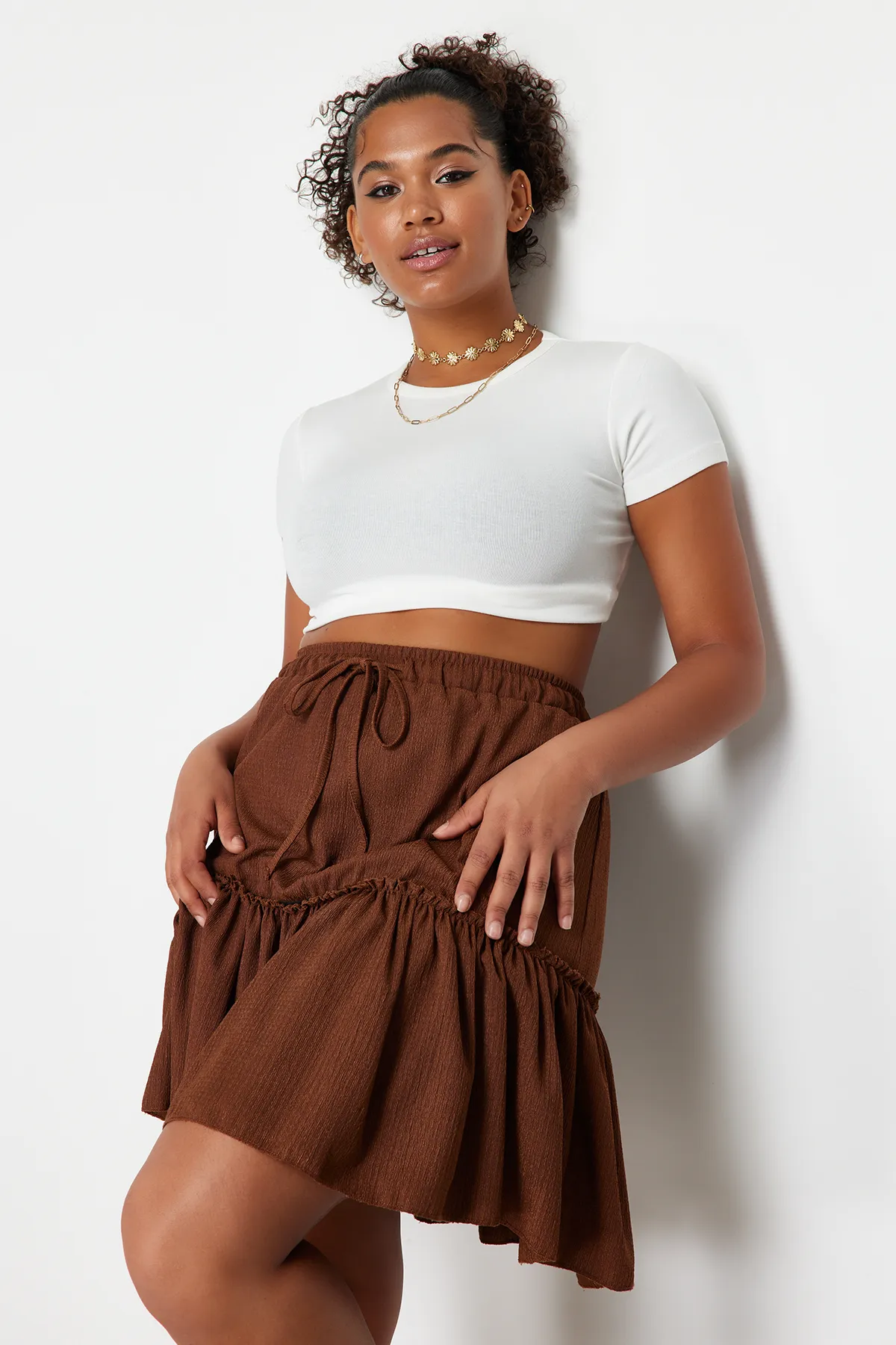 Trendyol Curve  Brauner Mini-Strickrock mit Rüschen TBBSS24AZ00020