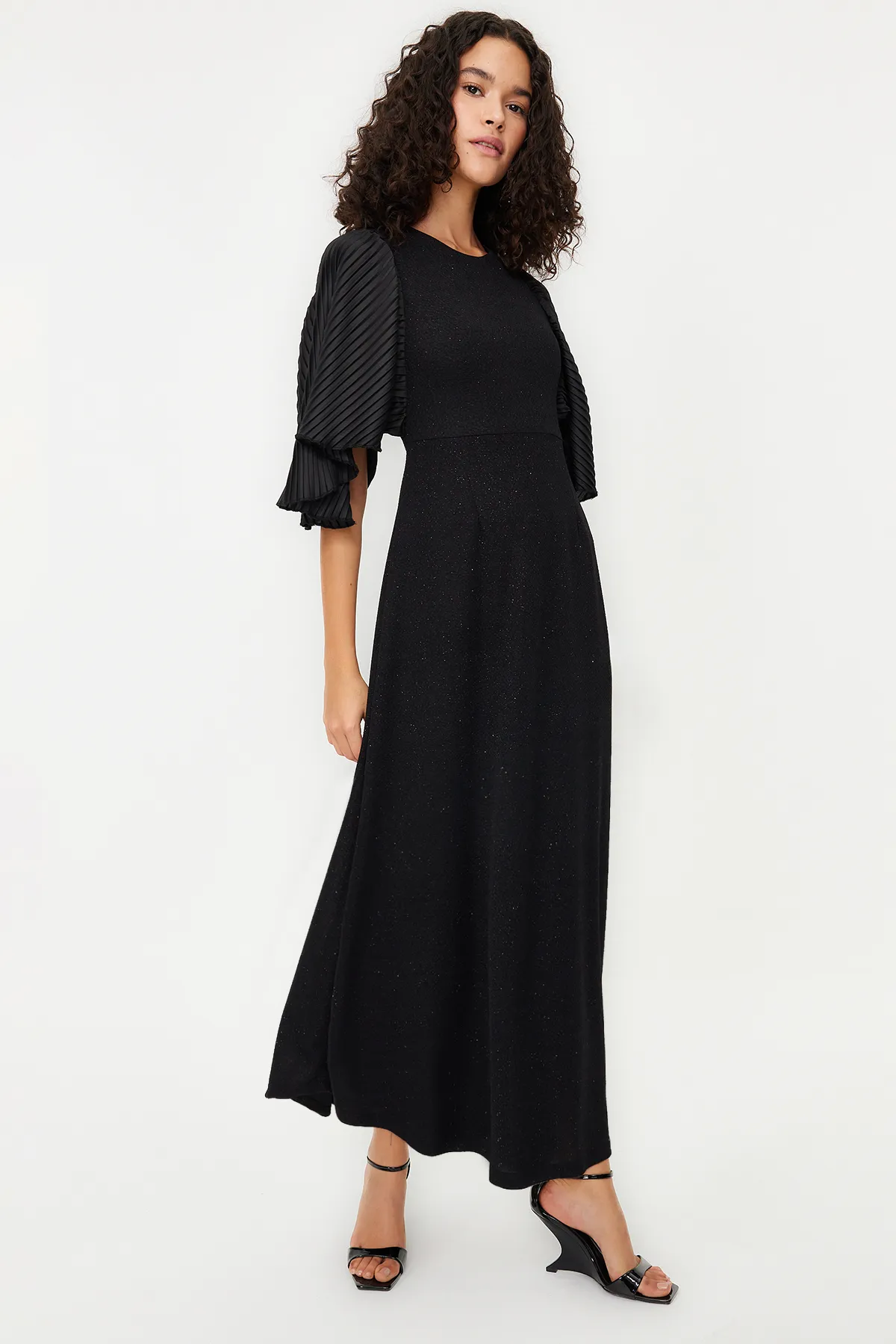 Trendyol Modest  Schwarzes, glitzerndes, elegantes Abendkleid mit Fledermausärmeln TCTSS24DB00042