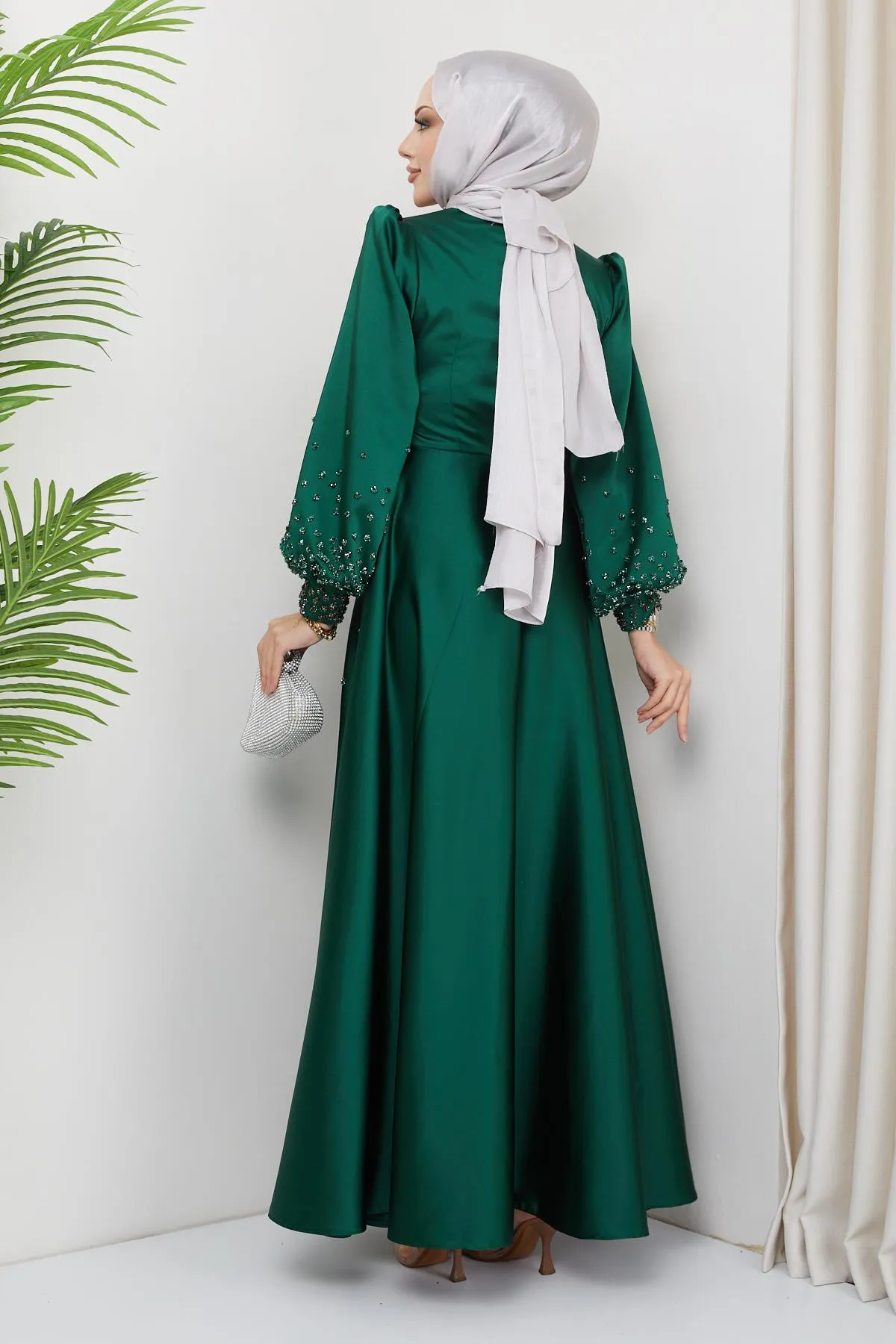 Olcay  Abendkleid aus Satin mit Steindetail vorne und an den Ärmeln GRÜN 1658