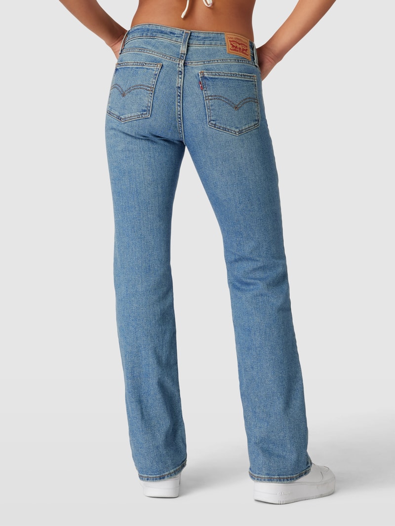 Jeans mit Label-Patch in blau
