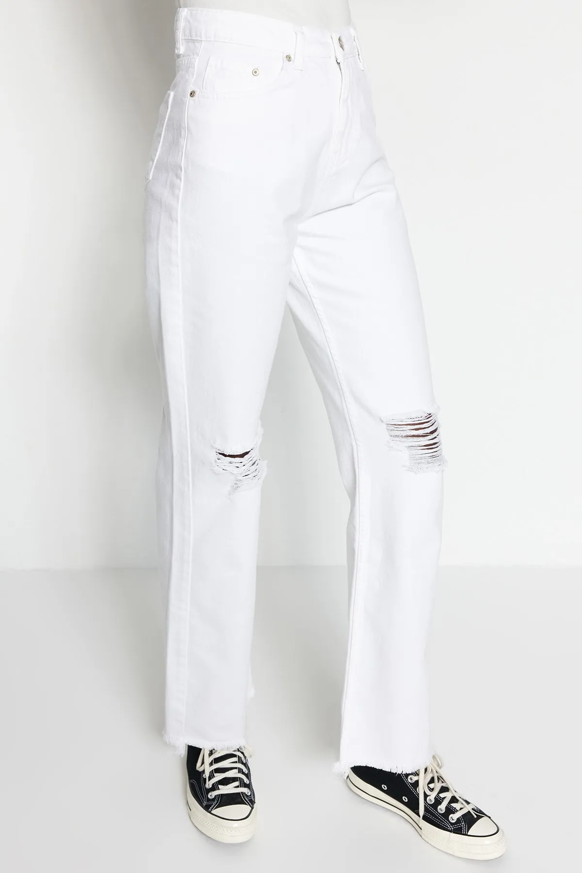 Trendyol Collection  Weiße zerrissene Jeans mit hoher Taille und weitem Bein TWOAW21JE0539