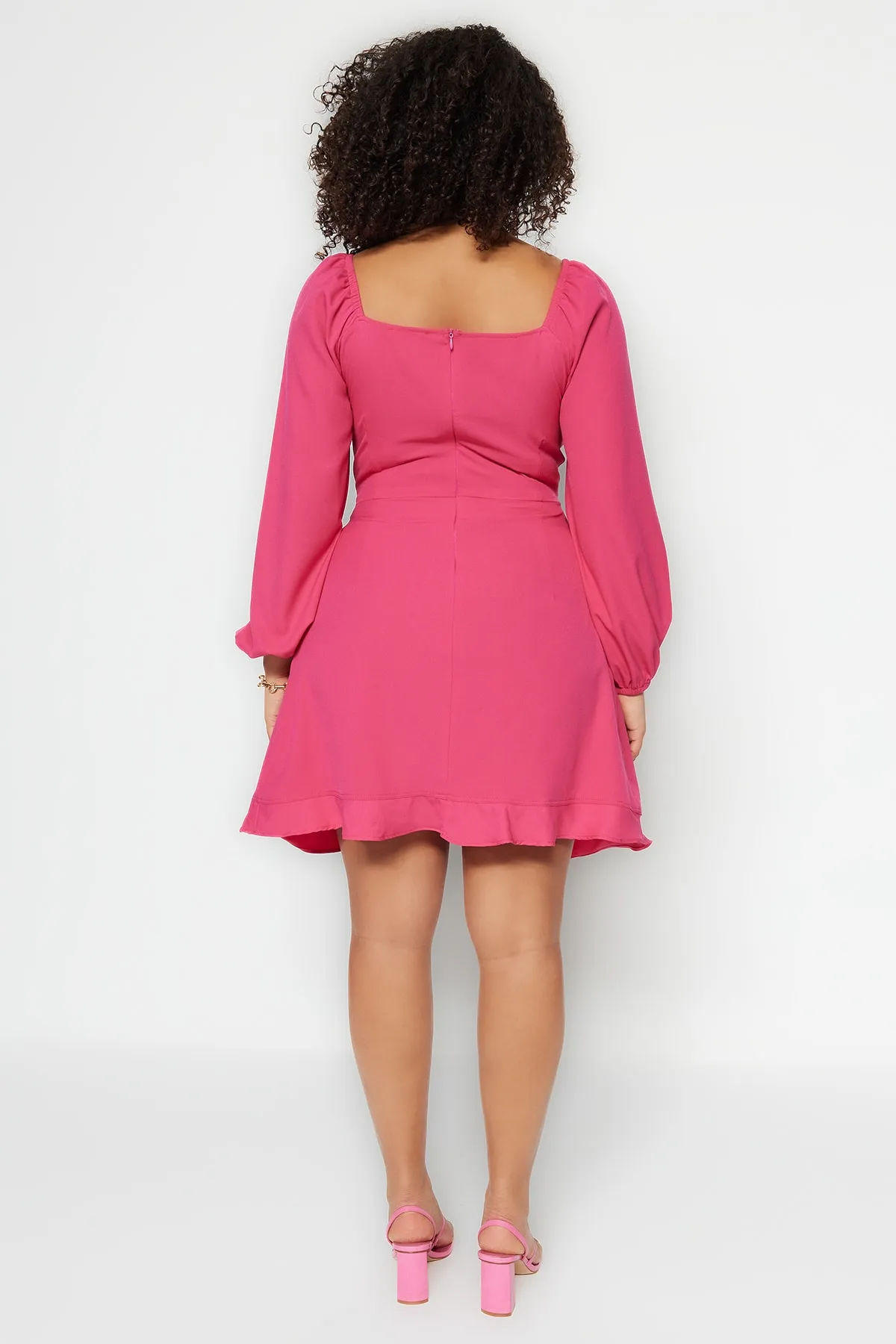 Trendyol Curve  Fuchsiafarbenes, gewebtes Kleid mit Cut-Out-Details TBBSS23AH00170