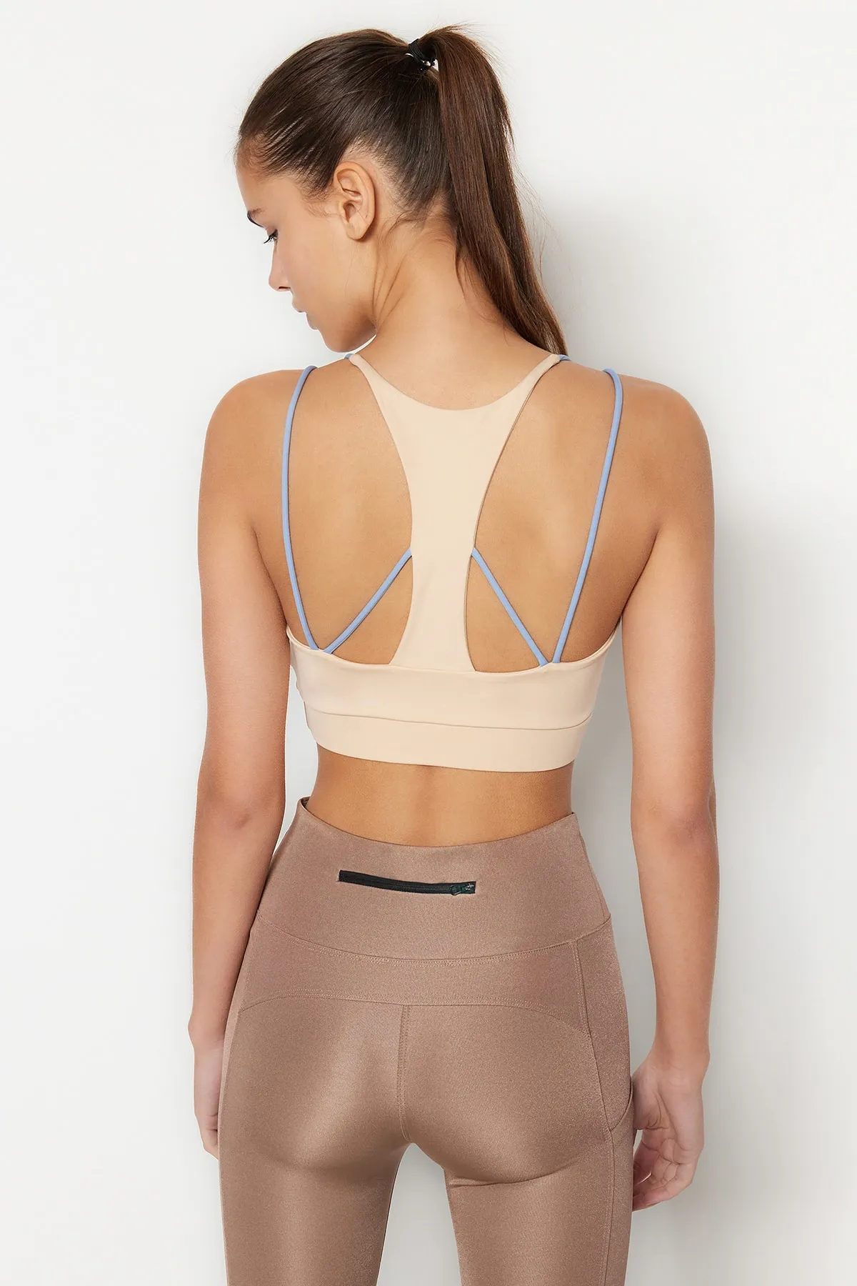 Trendyol Collection  Ecrufarbener Strick-Sport-BH mit Stütz-/Styling-Rücken und Seilträgern THMSS23SS00038