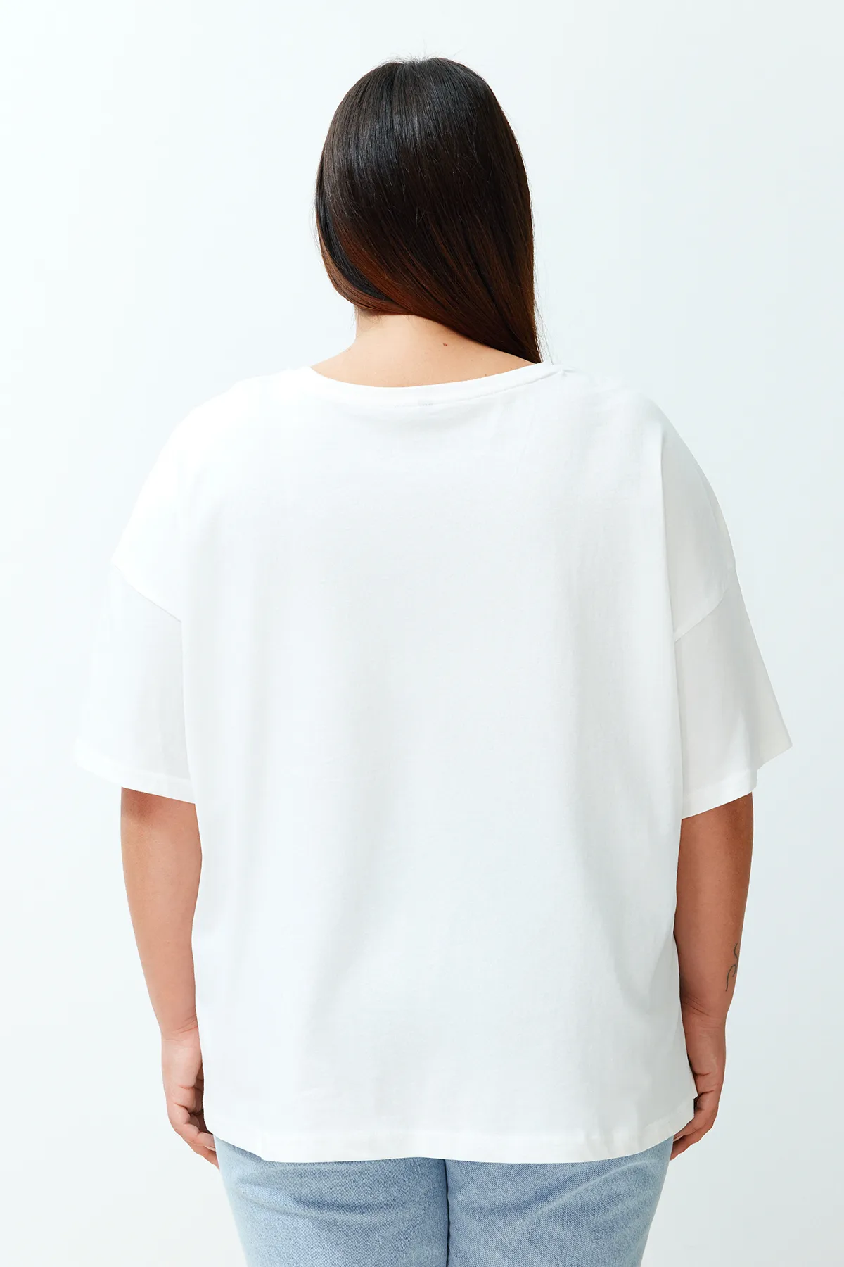 Trendyol Curve  Ecru Unisex-Übergröße, bequemes Paar-Strick-T-Shirt aus 100 % Baumwolle TBSSS24BF00033