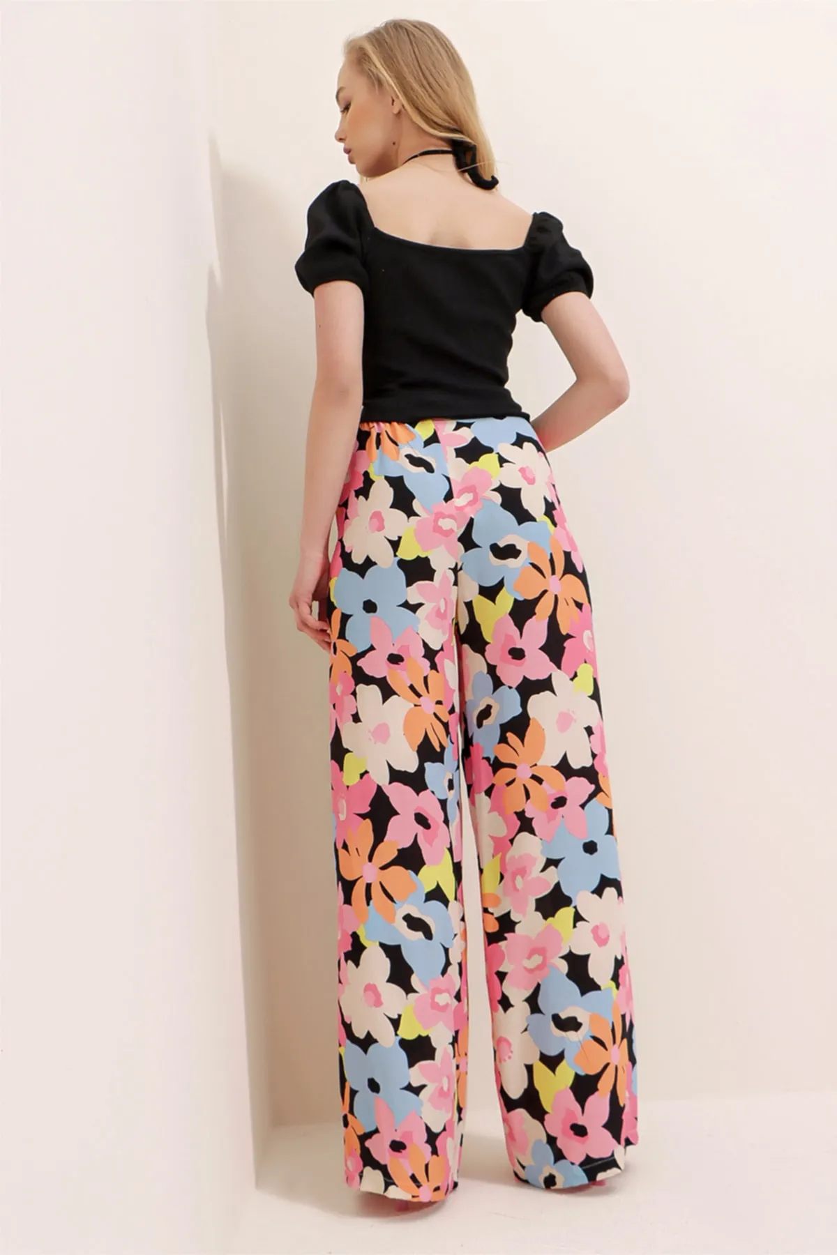 Trend Alaçatı Stili  Damen-Hose mit gemustertem Mix und lässigem Schnitt ALC-X6016