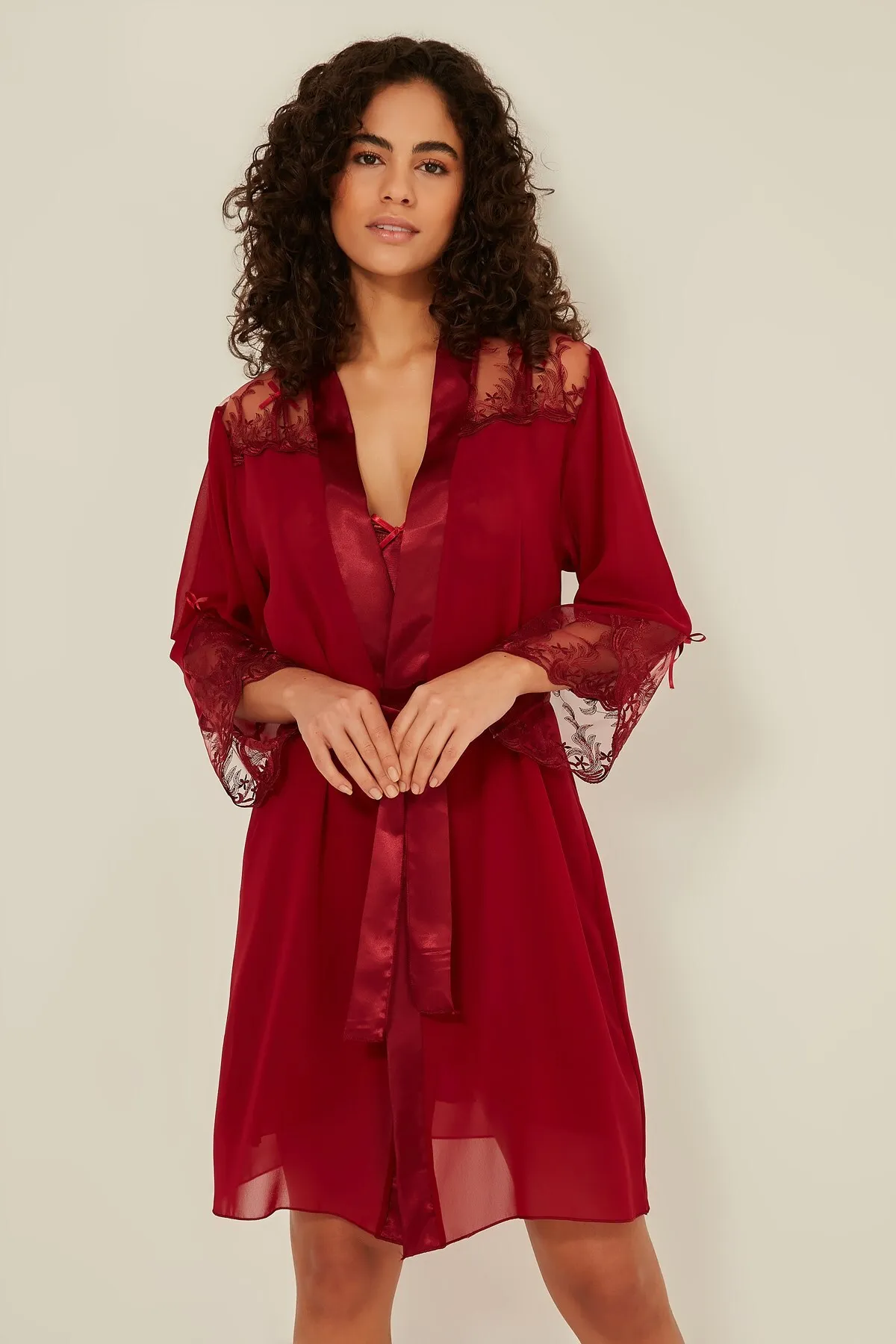 C&City  048 Damen-Nachthemd-Morgenmantel-Set aus Satin in Weinrot