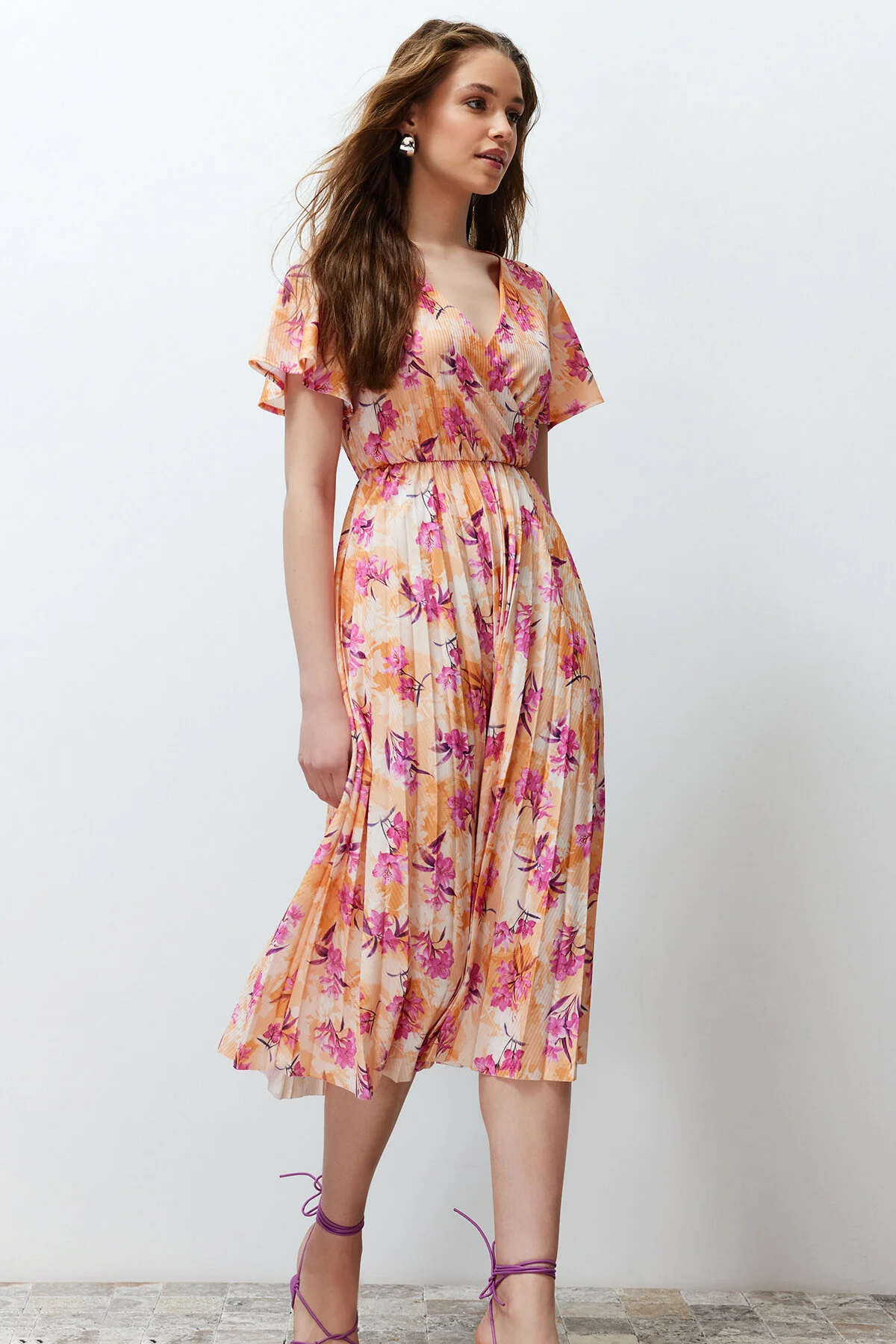 Trendyol Collection  Mehrfarbiges Skater-/Gürtelöffnungs-Midikleid aus geripptem, dehnbarem Strick mit zweireihigen Taschentuchärmeln TWOSS24EL00482