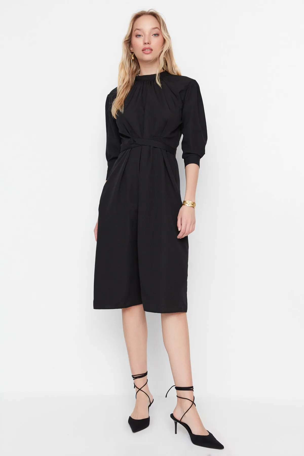 Trendyol Collection  Schwarzes, detailliertes Webkleid mit Raffungen TWOAW23EL00217