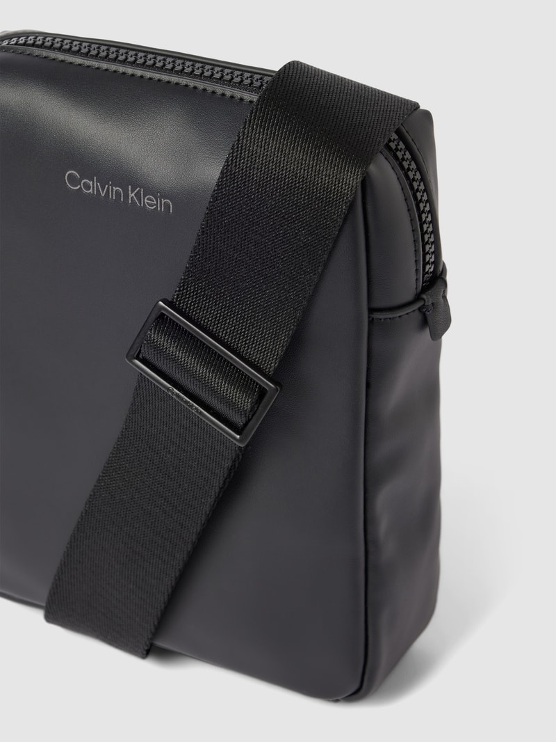 Umhängetasche mit Label-Detail Modell 'REPORTER' in schwarz