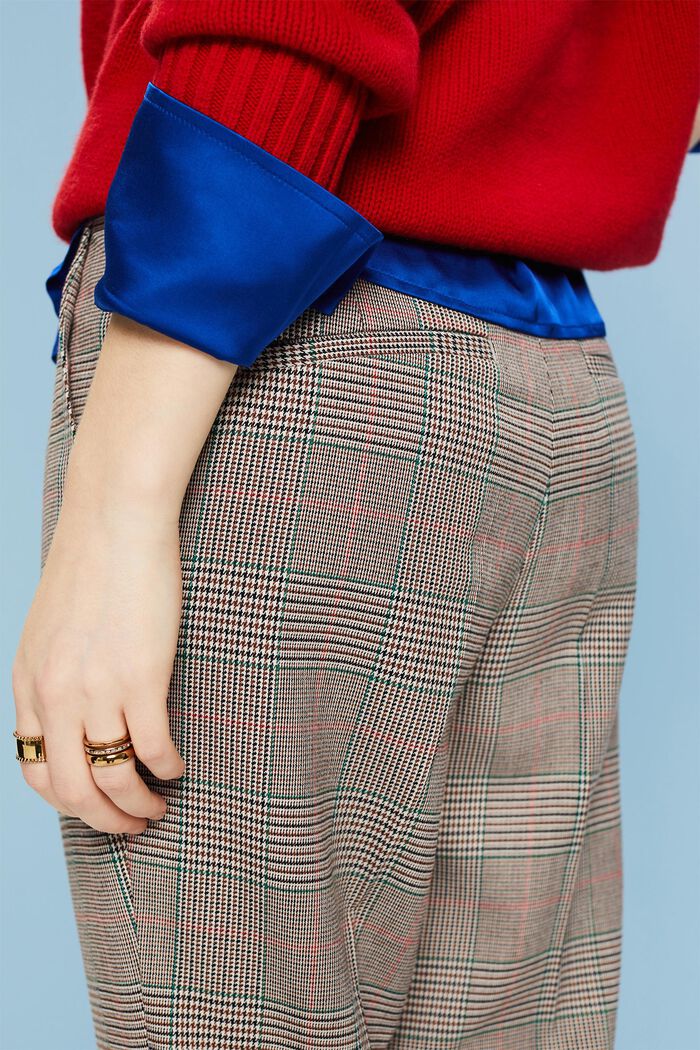 Schmal zulaufende Hose mit Karomuster