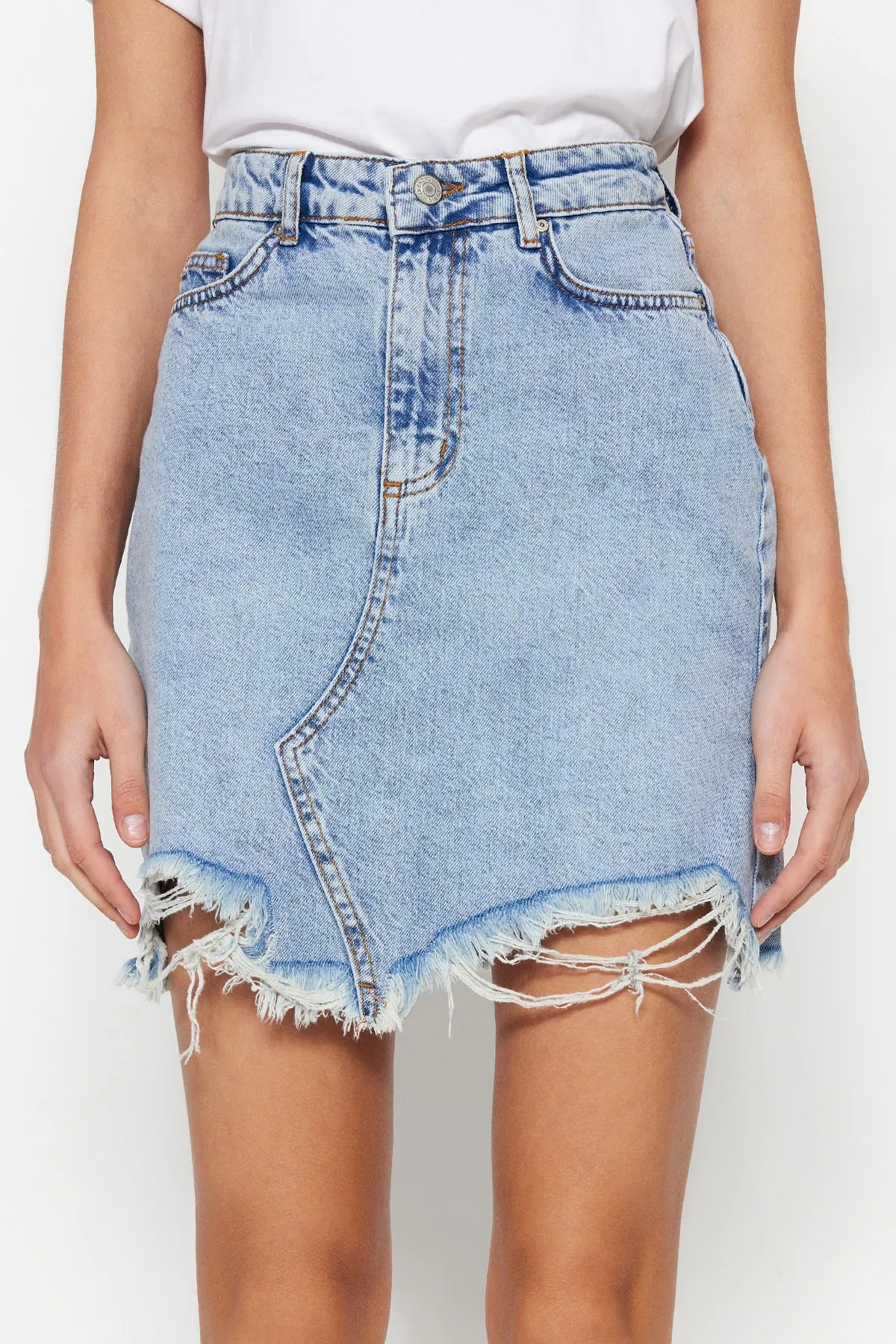 Trendyol Collection  Hellblauer zerrissener Jeansrock TWOSS23ET00287