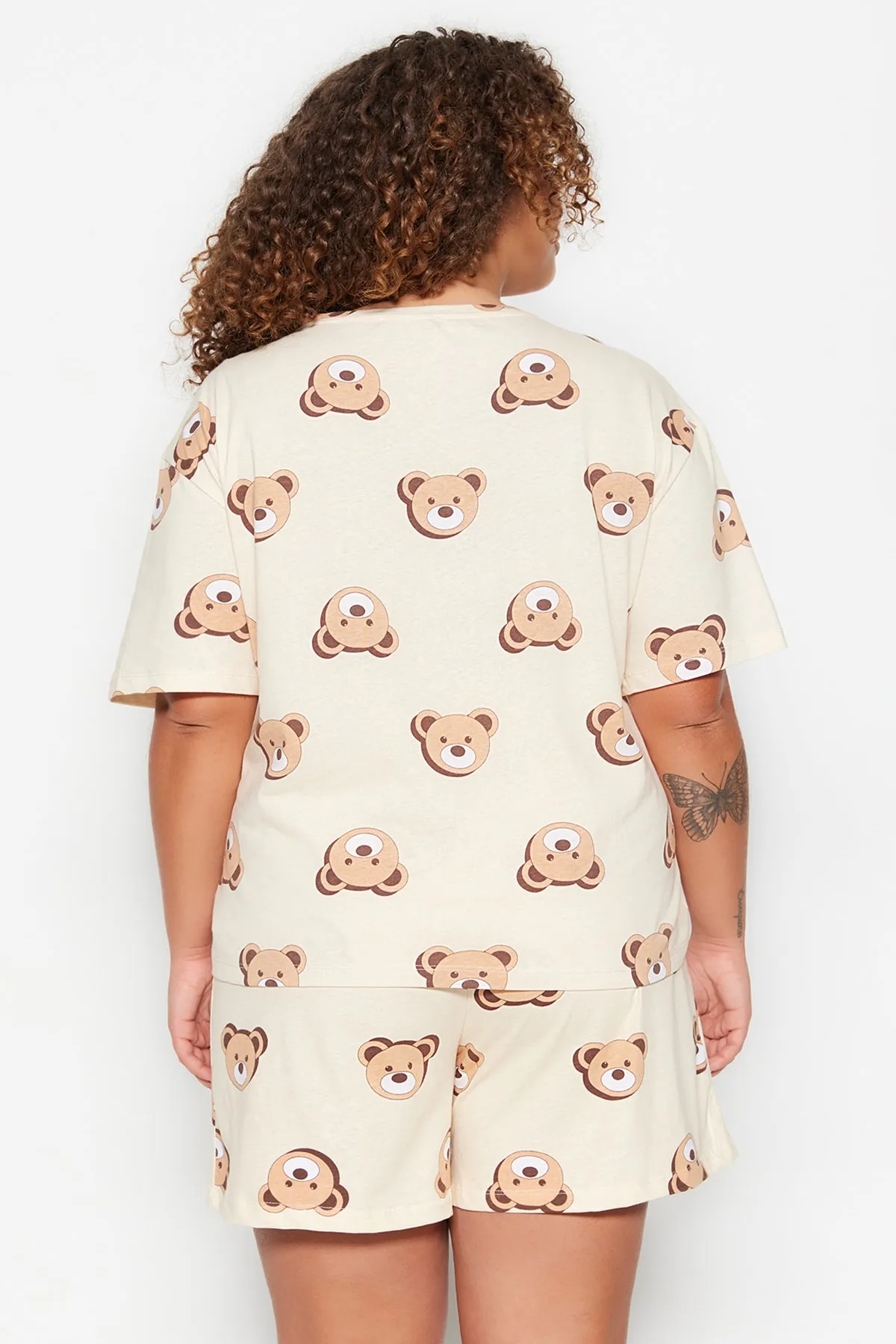 Trendyol Curve  Ecrufarbenes Pyjama-Set aus Baumwollstrick mit Teddybär-Aufdruck TBBSS23AI00022