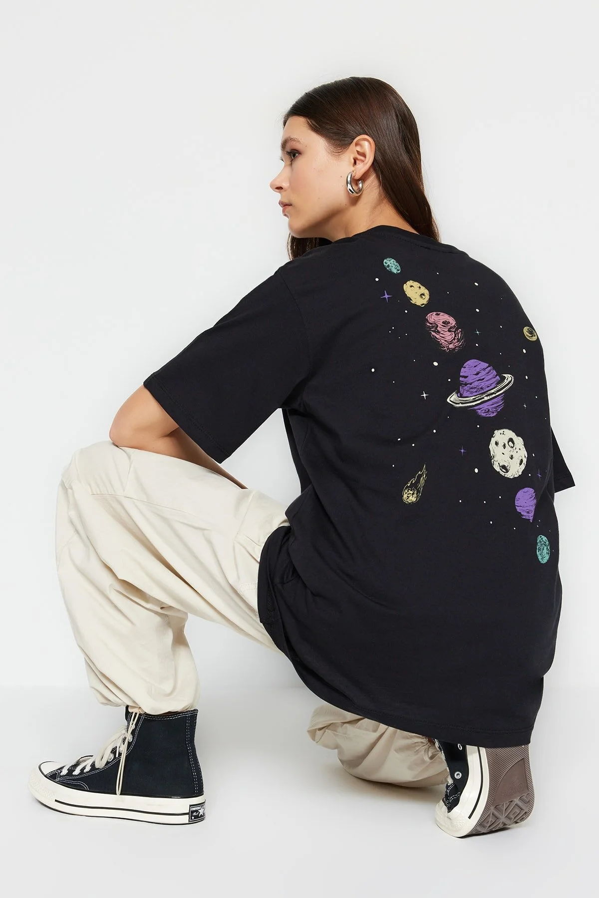 Trendyol Collection  Schwarzes Boyfriend-Strick-T-Shirt mit Rundhalsausschnitt aus 100 % Baumwolle mit Galaxy-Print auf der Vorder- und Rückseite TWOSS23TS00257