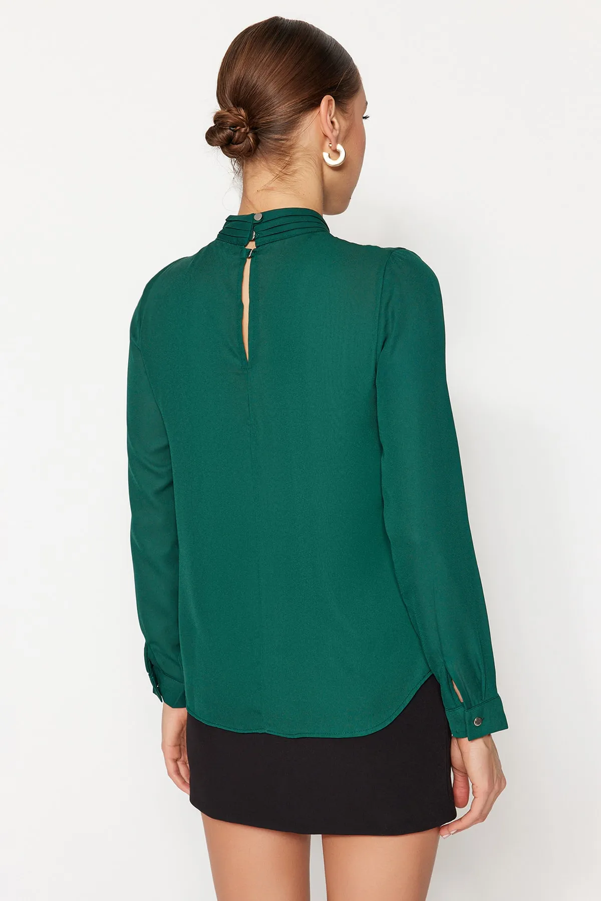 Trendyol Collection  Smaragdgrüne Webbluse mit hohem Kragen TWOAW20BZ0461
