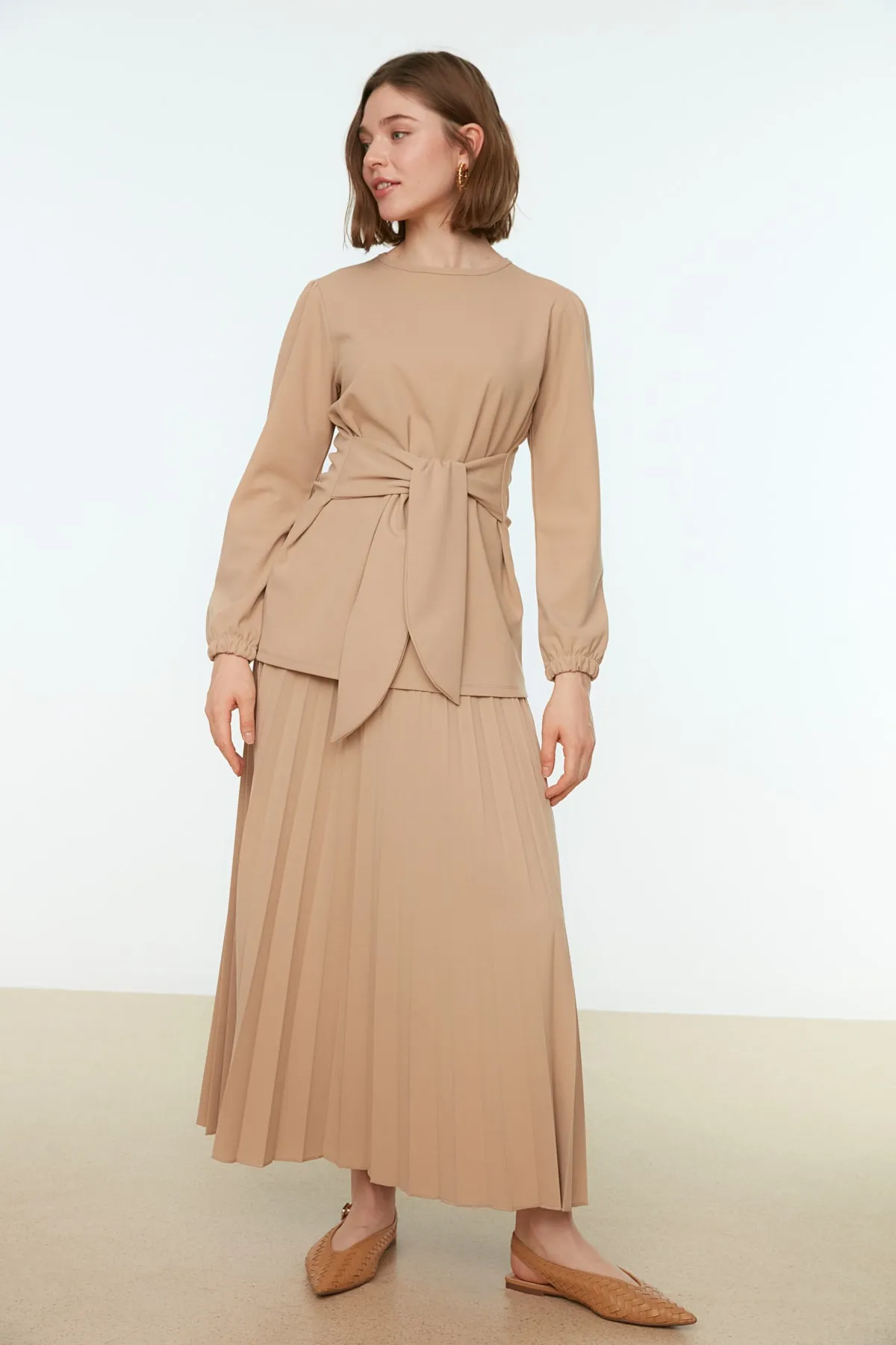 Trendyol Modest  Steinfarbener, vorne gebundener Rock, plissiertes, gewebtes Tunika-Rock-Set TCTSS22US0076