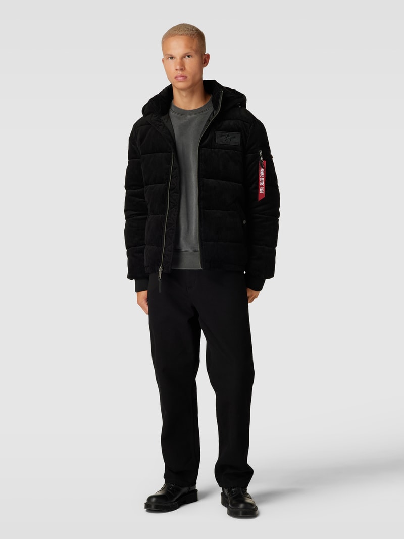 Steppjacke mit Label-Details in schwarz