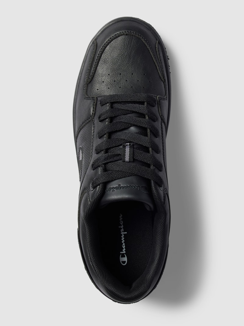 Sneaker mit Label-Detail in schwarz