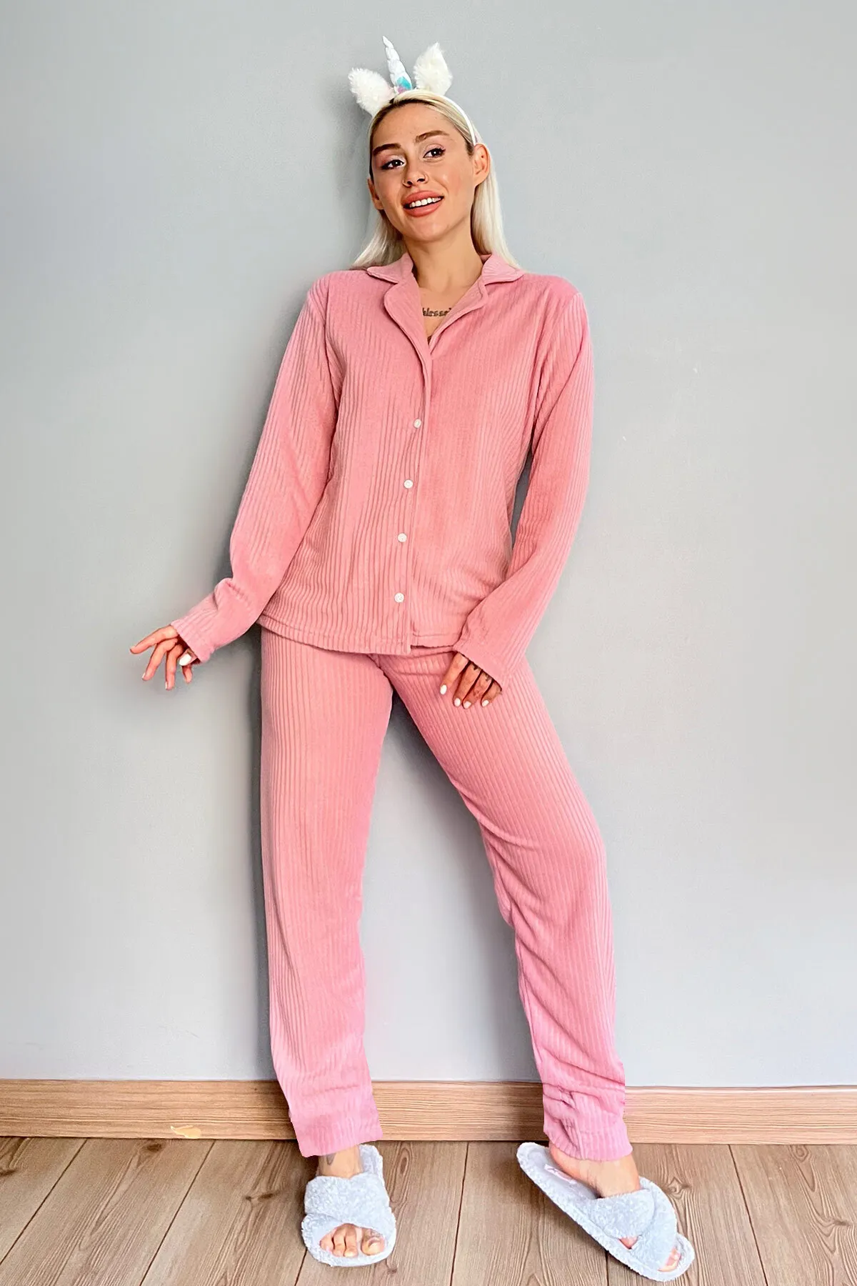 Pijamaevi  Rosafarbenes, einfarbiges Pyjama-Set aus Plüsch-Fleece mit Knöpfen vorne