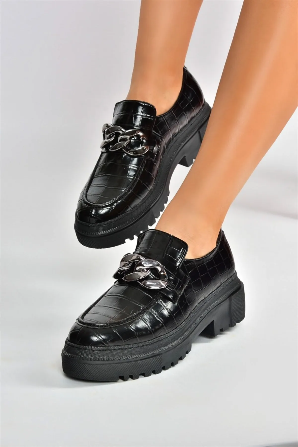 Fox Shoes  Schwarze Freizeitschuhe für Damen mit Krokodilmuster und dicker Sohle K294760011