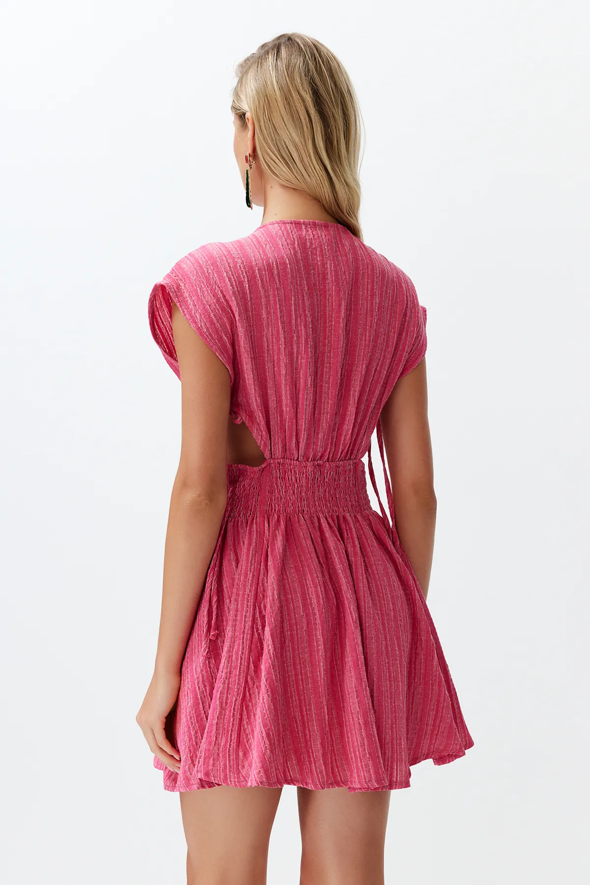 Trendyol Collection  Fuchsiafarbenes, gewebtes Mini-Strandkleid aus einer Leinenmischung mit Cut-out/Fensterausschnitt TBESS24EL00075