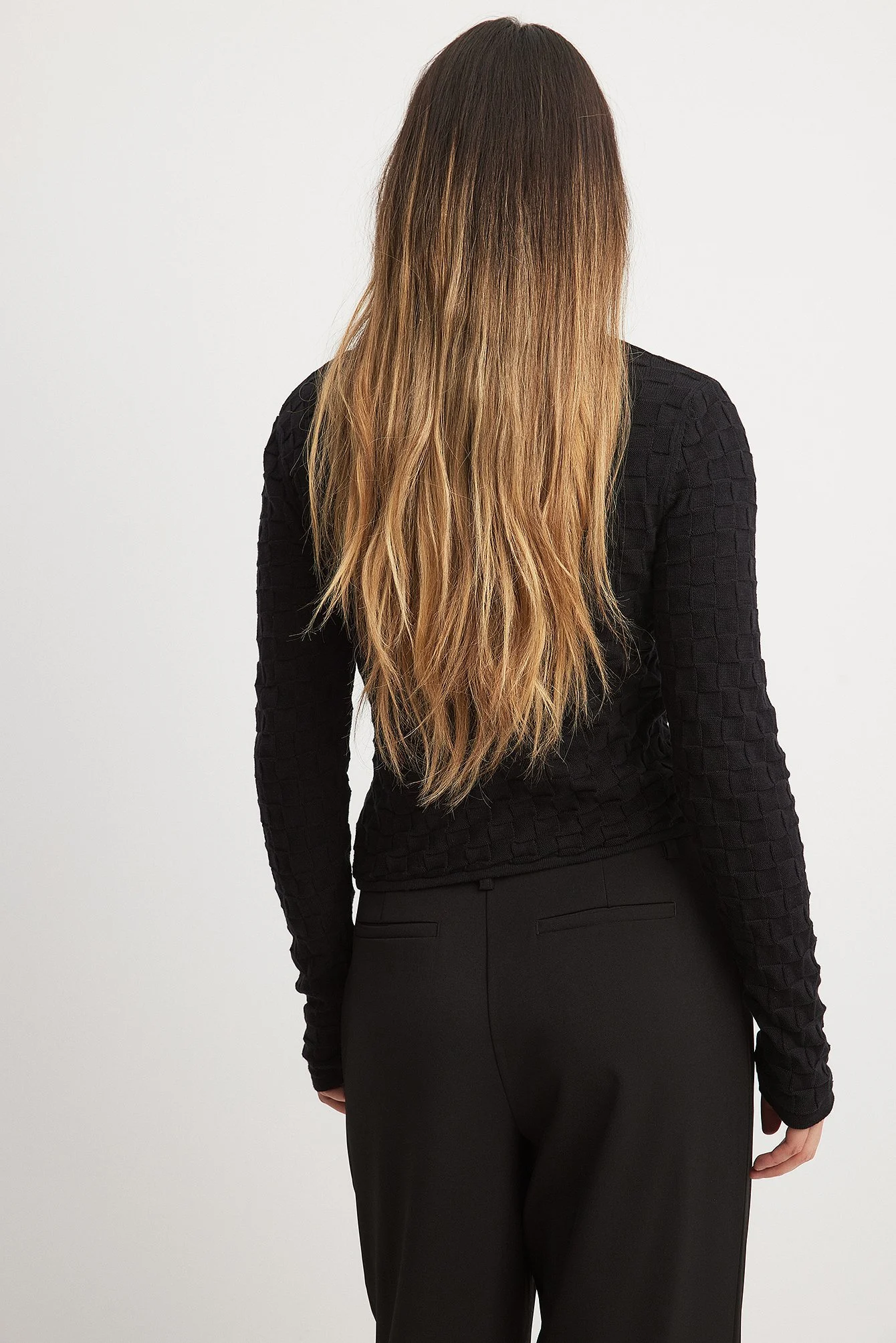 Quadratische Strickjacke mit Knotendetail