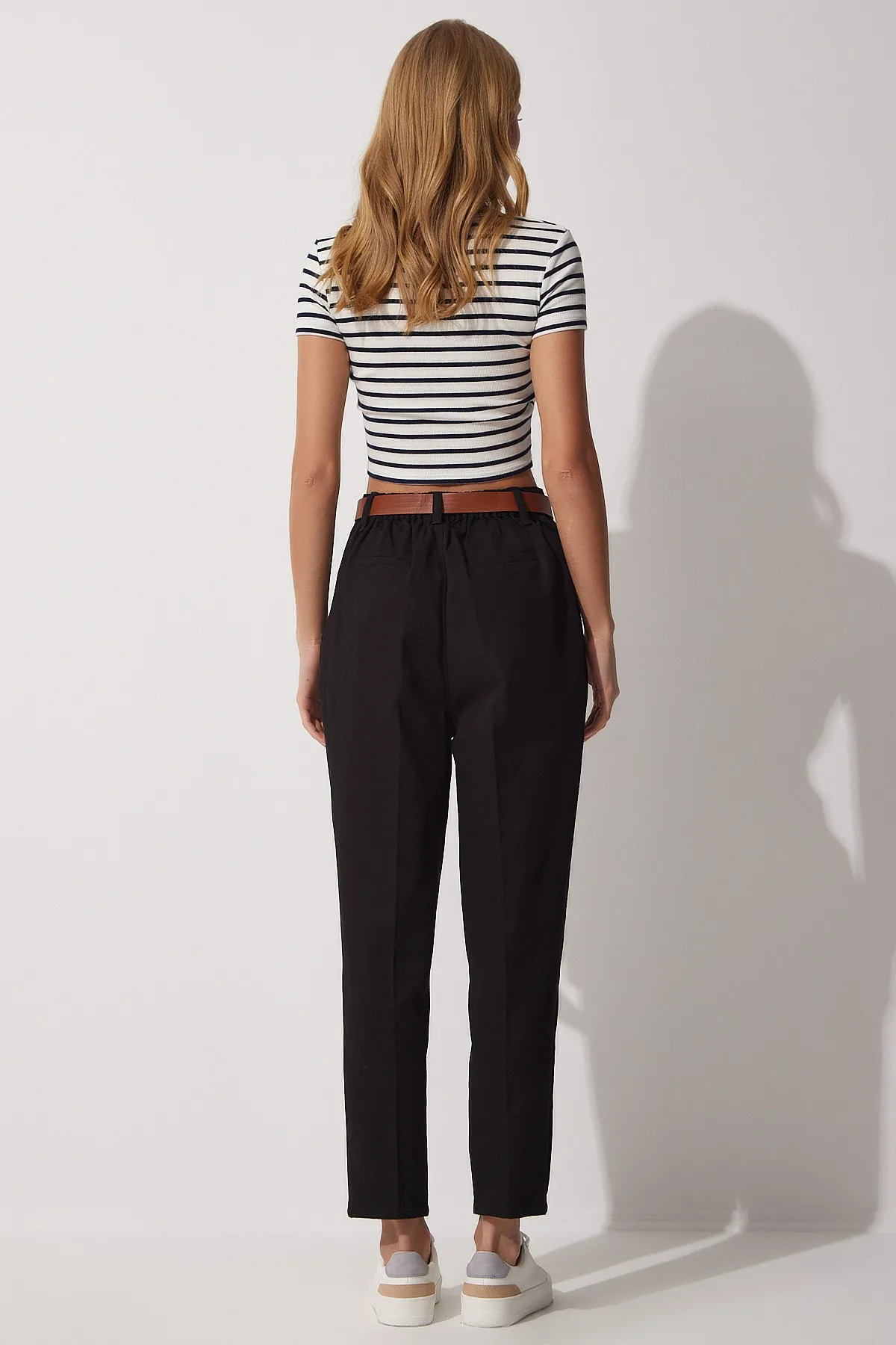 Happiness İstanbul  Schwarze Damen-Hose aus Gabardine in Karottenform mit Gürtel und hohem Bund MX00048
