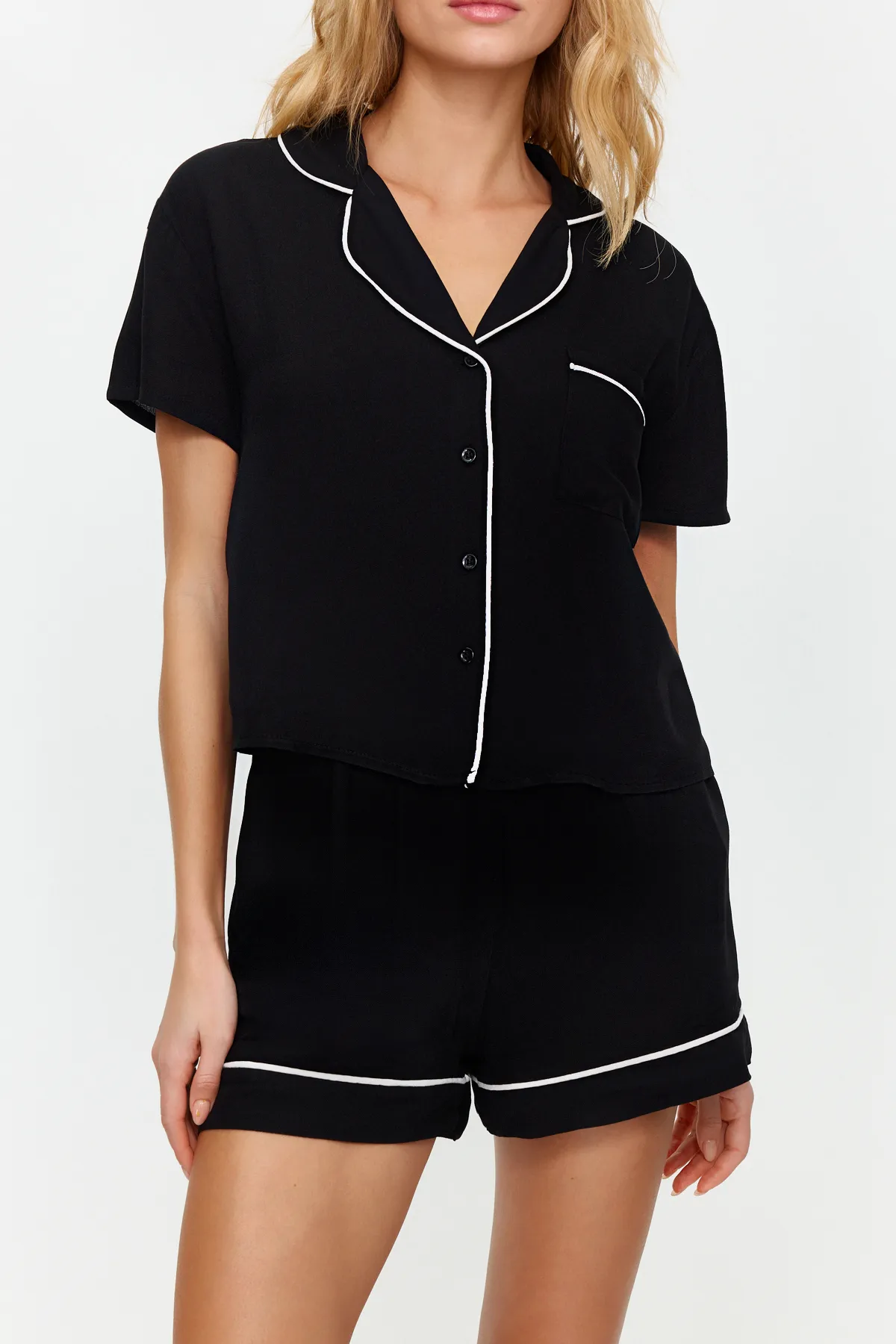 Trendyol Collection  Pyjama-Set aus Viskosegewebe mit schwarzen Paspeln und detaillierten Paspeln THMSS24PT00051