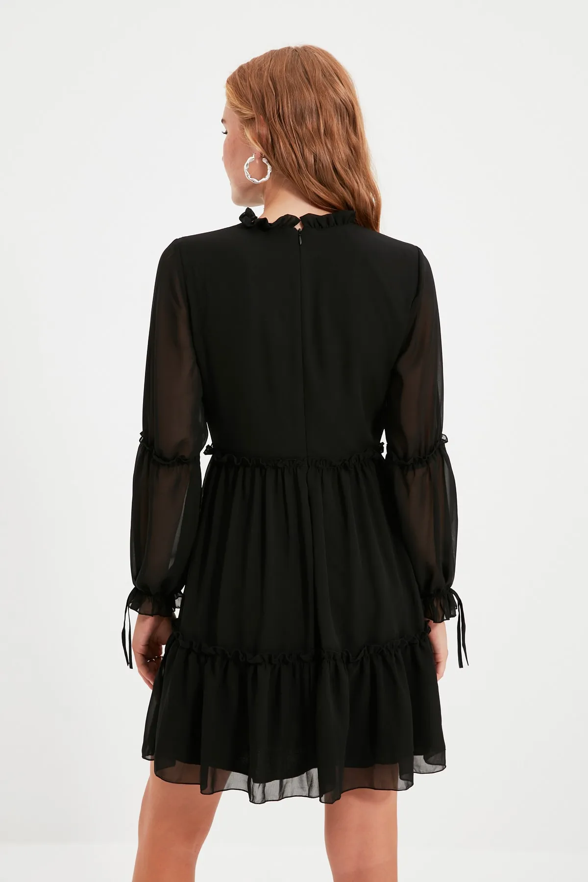 Trendyol Collection  Schwarzes, mit Taillenöffnung versehenes, gerafftes, gefüttertes Mini-Webkleid mit Stehkragen TWOAW20EL0345