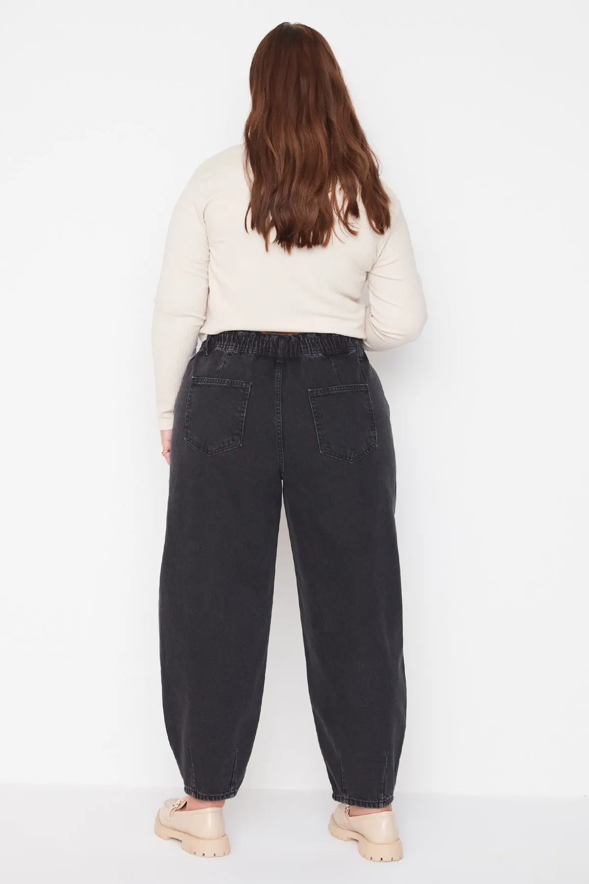 Trendyol Curve  Schwarze Mom-Jeans mit hoher Taille und detaillierten Taschen TBBAW23CJ00007