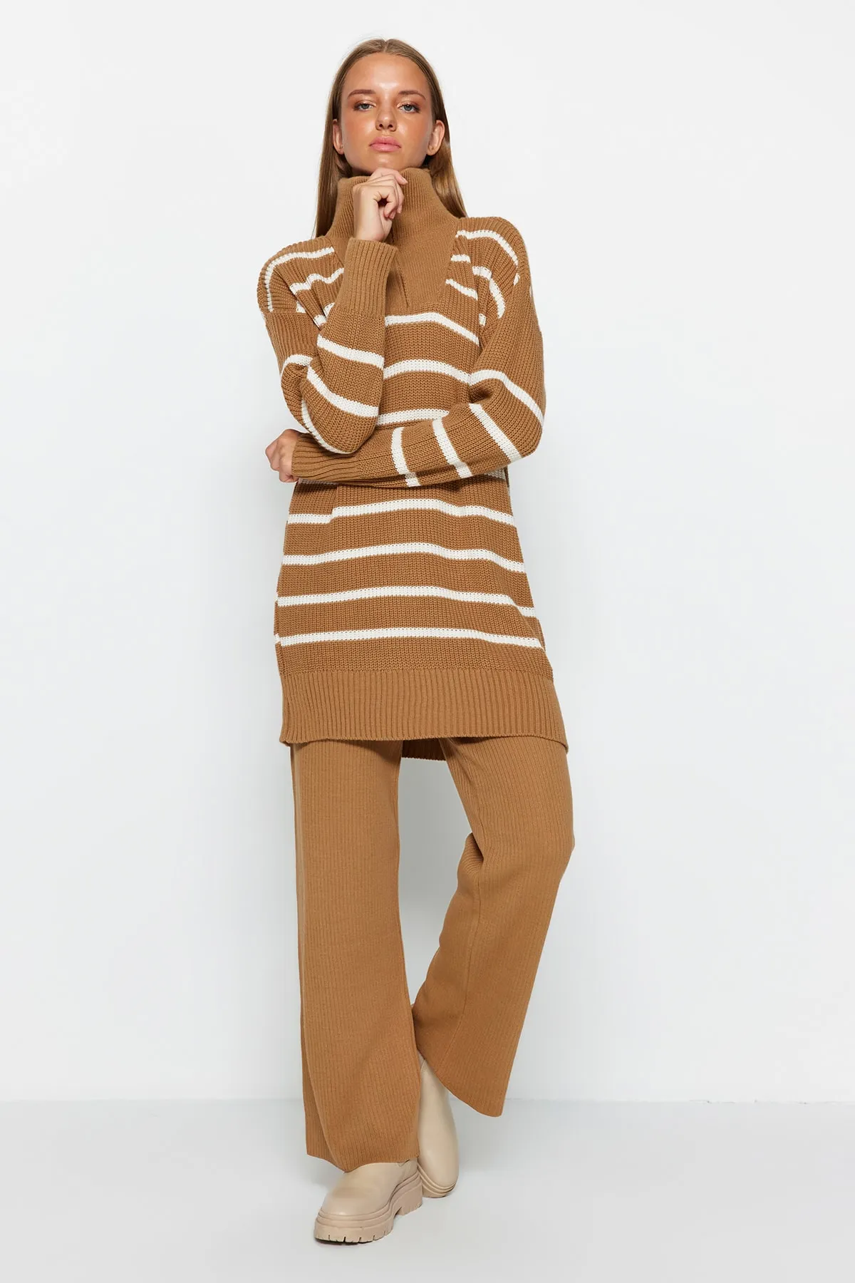 Trendyol Modest  Kamelfarbenes Strickoberteil und -unterteil mit Reißverschlussdetail aus Thessaloniki mit Streifen TCTAW24US00058