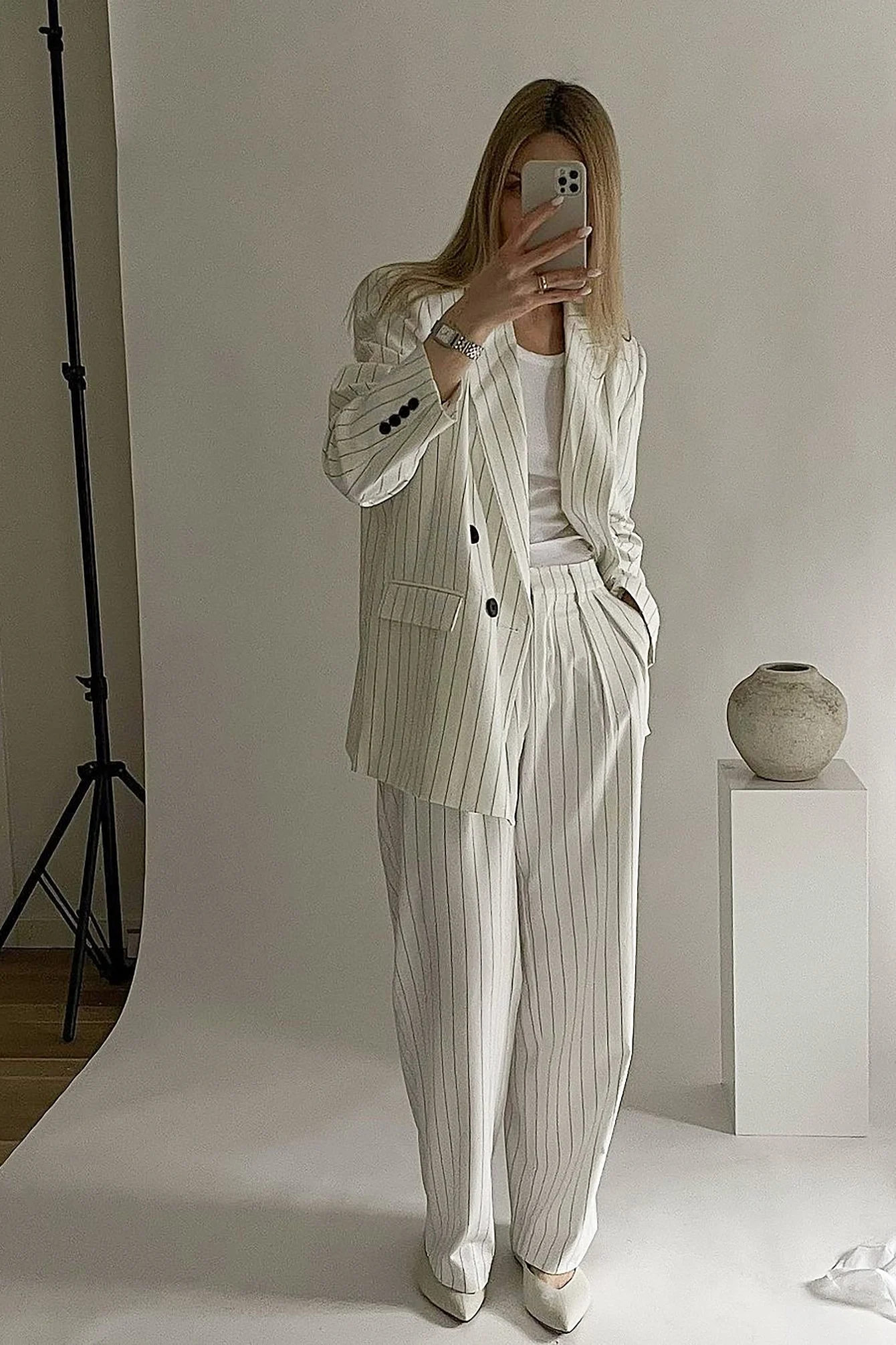 Gestreifte Bundfaltenhose mit hoher Taille