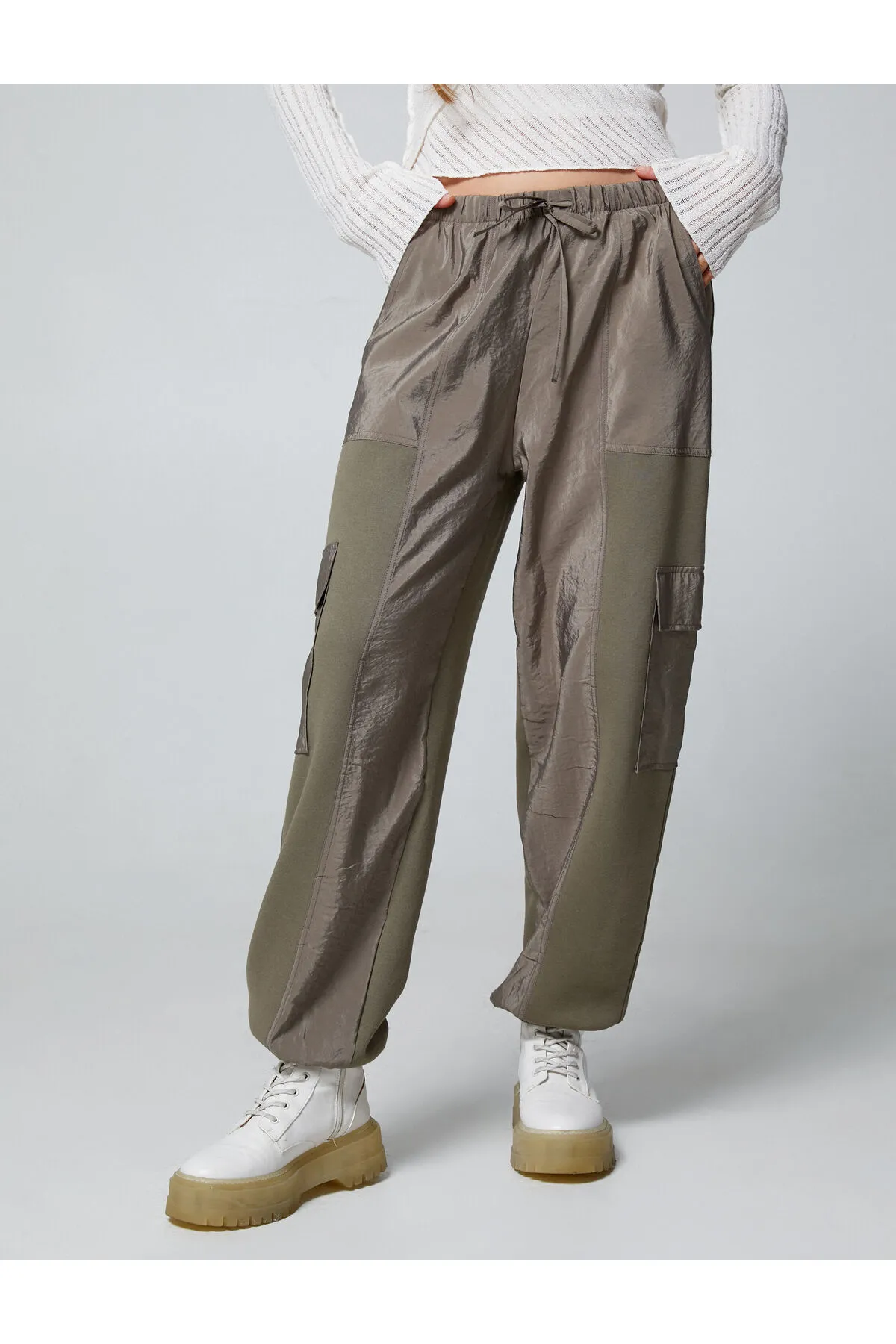 Koton  Jogger-Jogginghose mit Cargotasche, Taillenband und glänzenden Stoffdetails