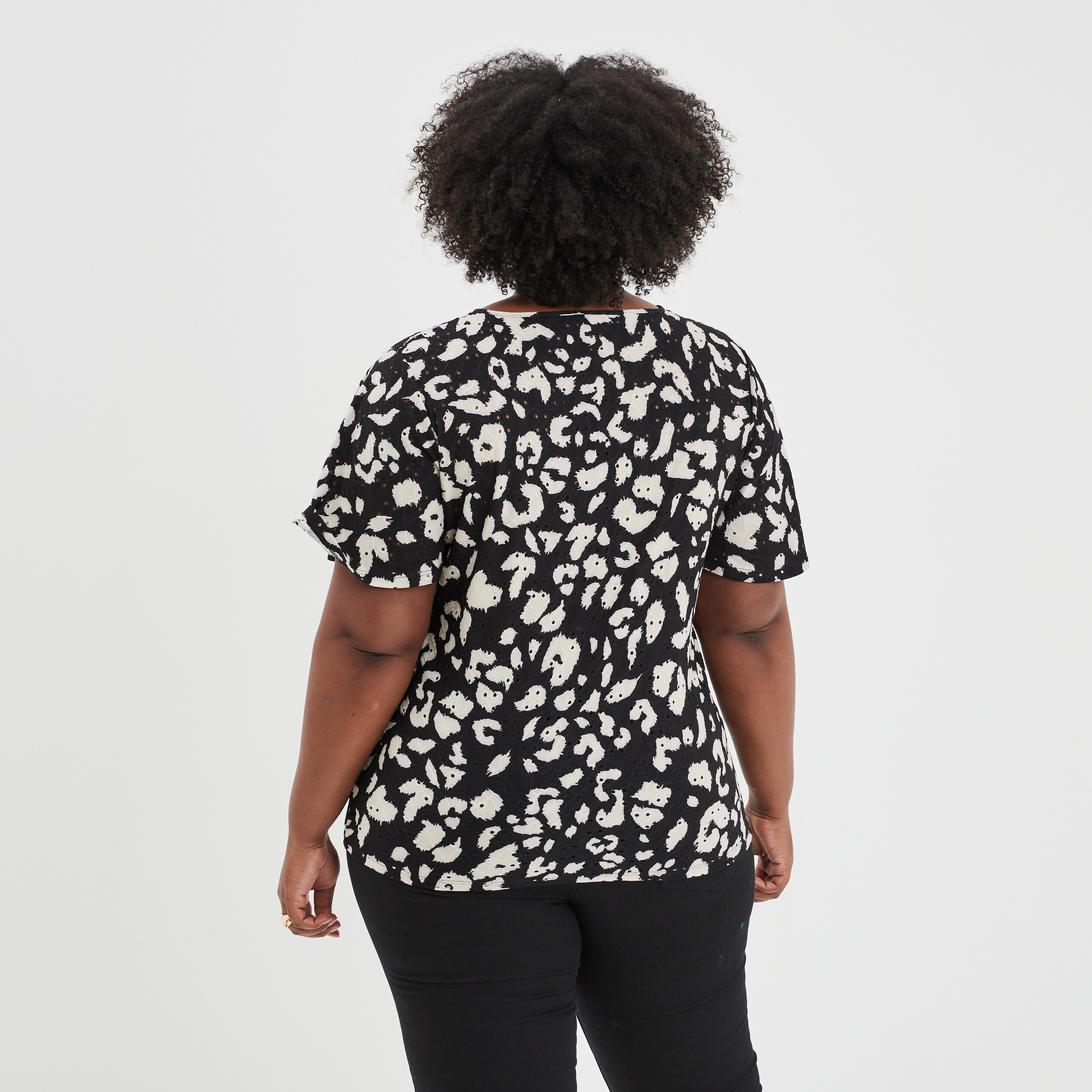 T-shirt col en V avec anneau ajouré ecru femme grande taille | La Halle