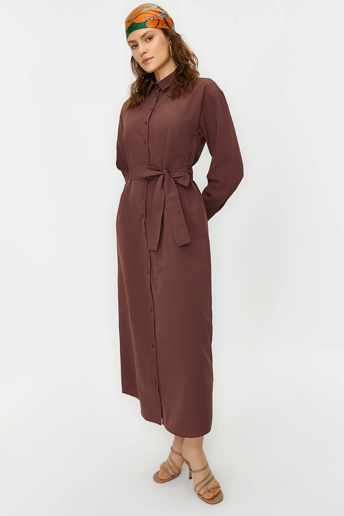 Trendyol Modest  Braunes Hemdkleid aus gewebter Baumwolle mit Gürtel und Bündchen TCTSS23EB00072