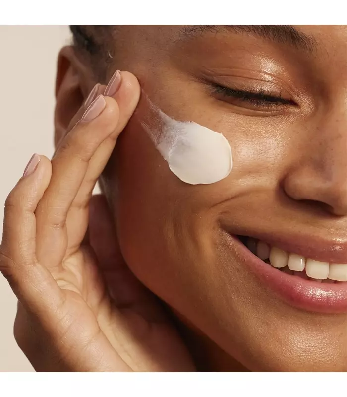 CRÈME PRO-ÂGE FORTIFIANTE Le soin global jeunesse régénérateur pour la peau mature carancée