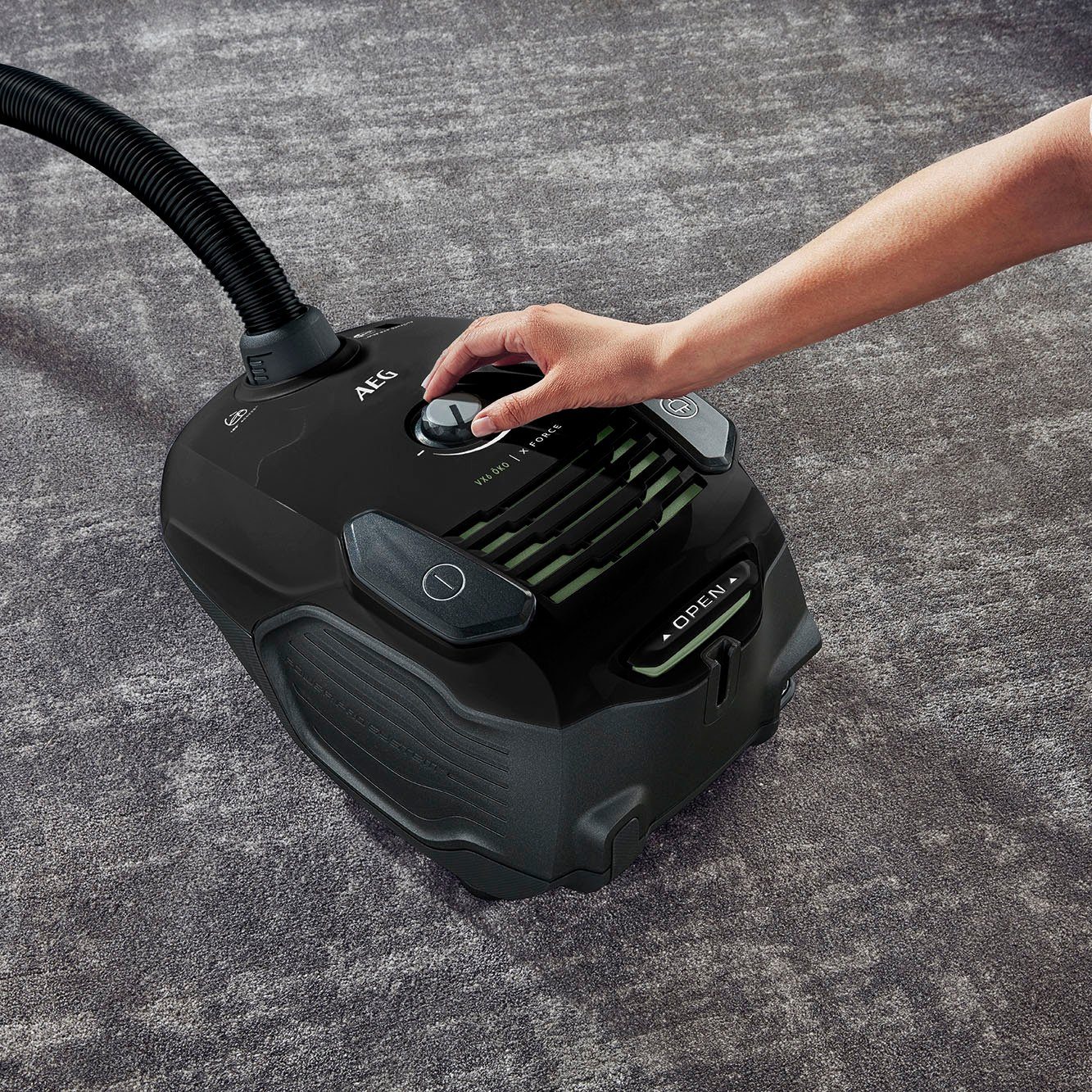 AEG Bodenstaubsauger VX6 ÖKO (VX6-2-ÖKOX), 650 W, mit Beutel, 60% Recyclingmaterial, 9 m Aktionsradius, inkl. Hartbodendüse