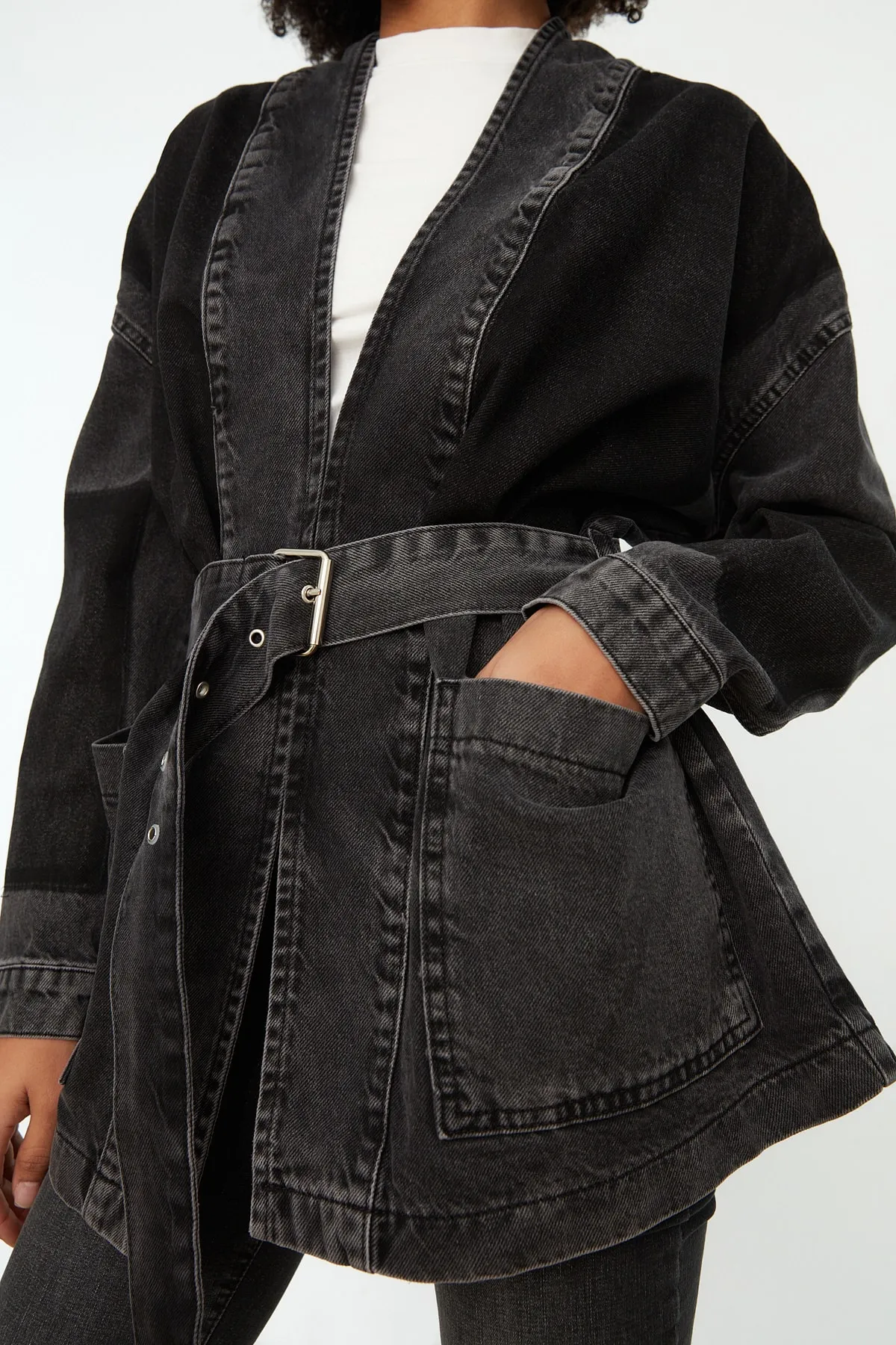 Trendyol Collection  Anthrazitfarbene, übergroße Jeansjacke mit Farbblock und Gürtel TWOSS21CE0186
