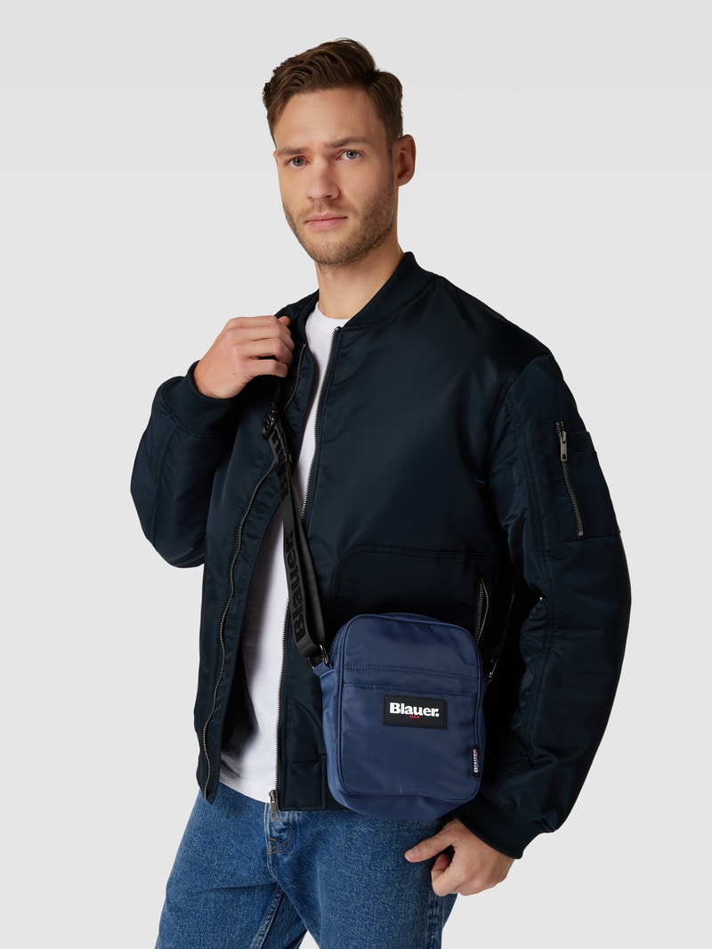 Umhängetasche mit Label-Patch Modell 'SPLASH' in olivgrün