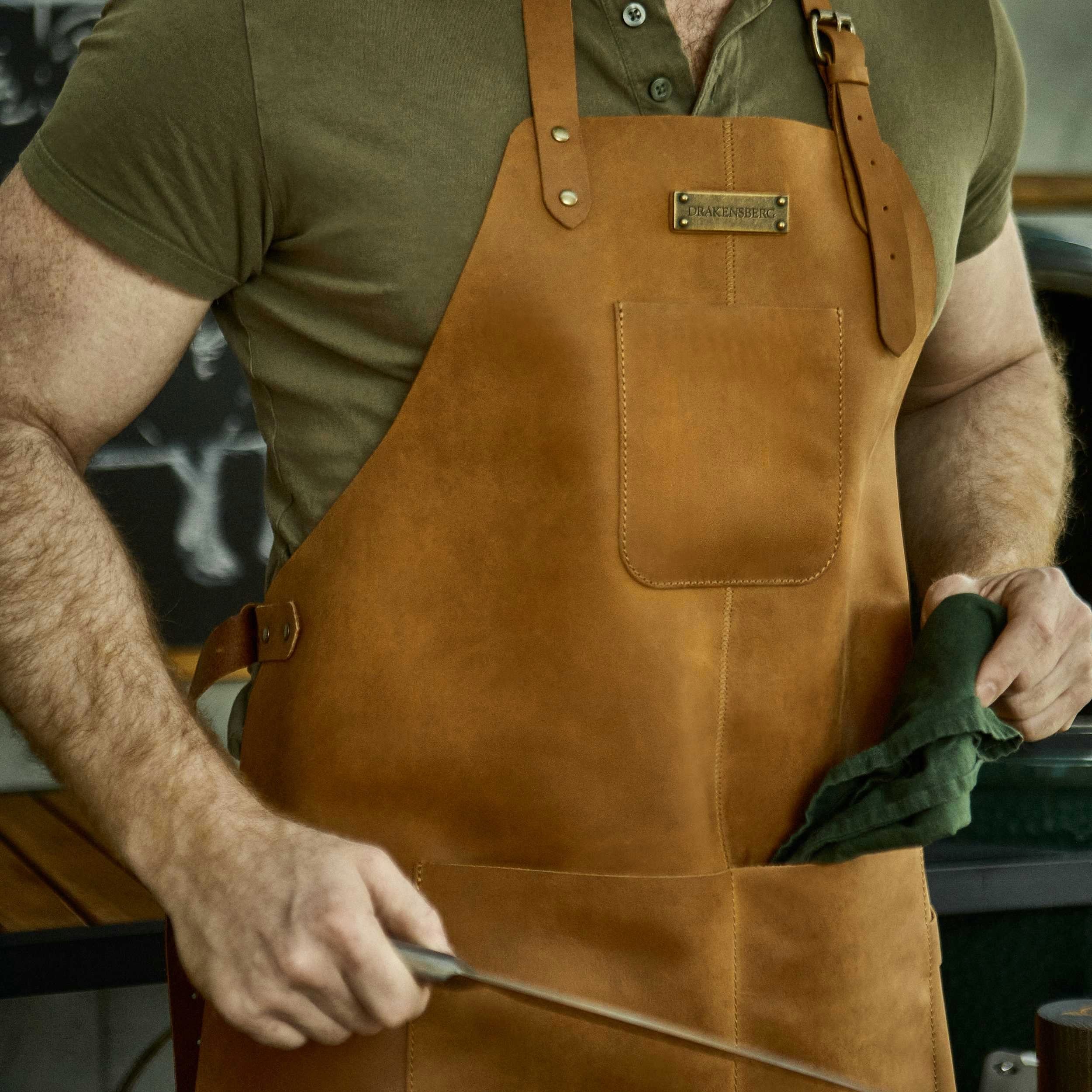 DRAKENSBERG Grillschürze Herren Bob Cognac-Braun, Premium Leder Koch- und Grillschürze für Männer, strapazierfähig