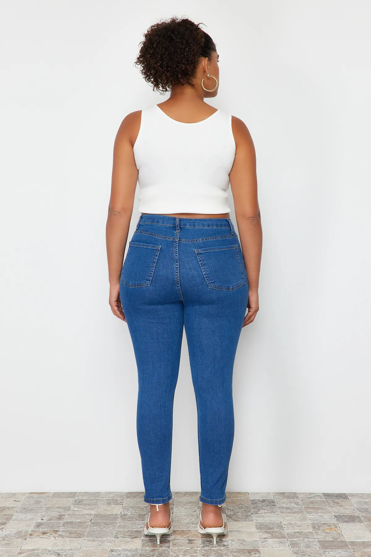Trendyol Curve  Hellblaue, extra flexible Röhrenjeans TBBSS24CJ00006