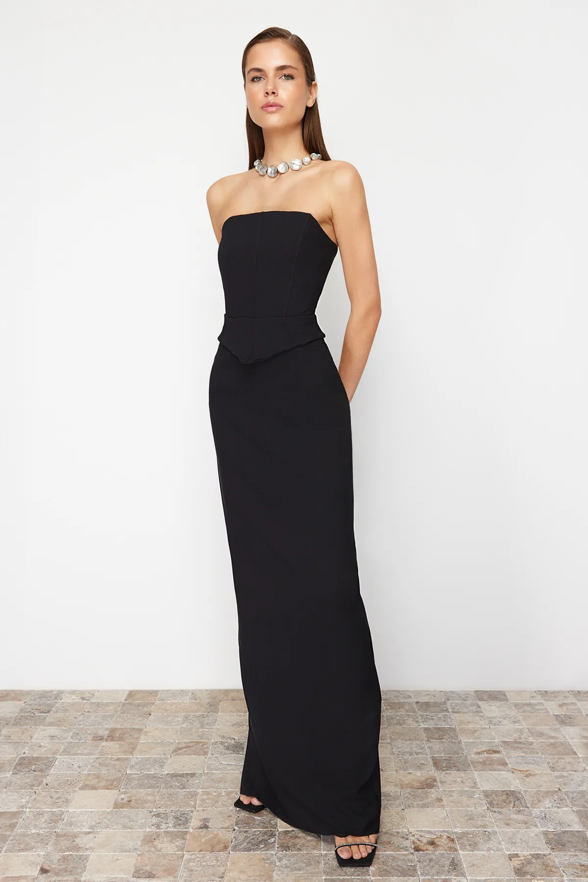 Trendyol Collection  Schwarzes, langes Abendkleid mit gewebtem Korsettdetail TPRSS24AE00148