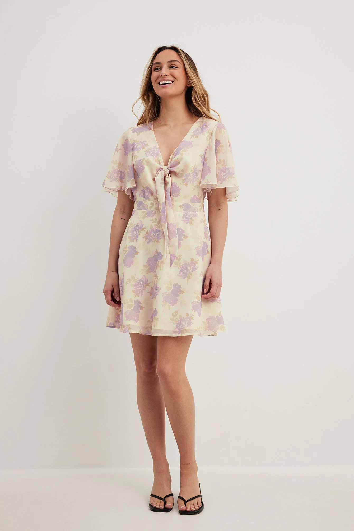 Chiffon-Minikleid mit Schnürung vorne