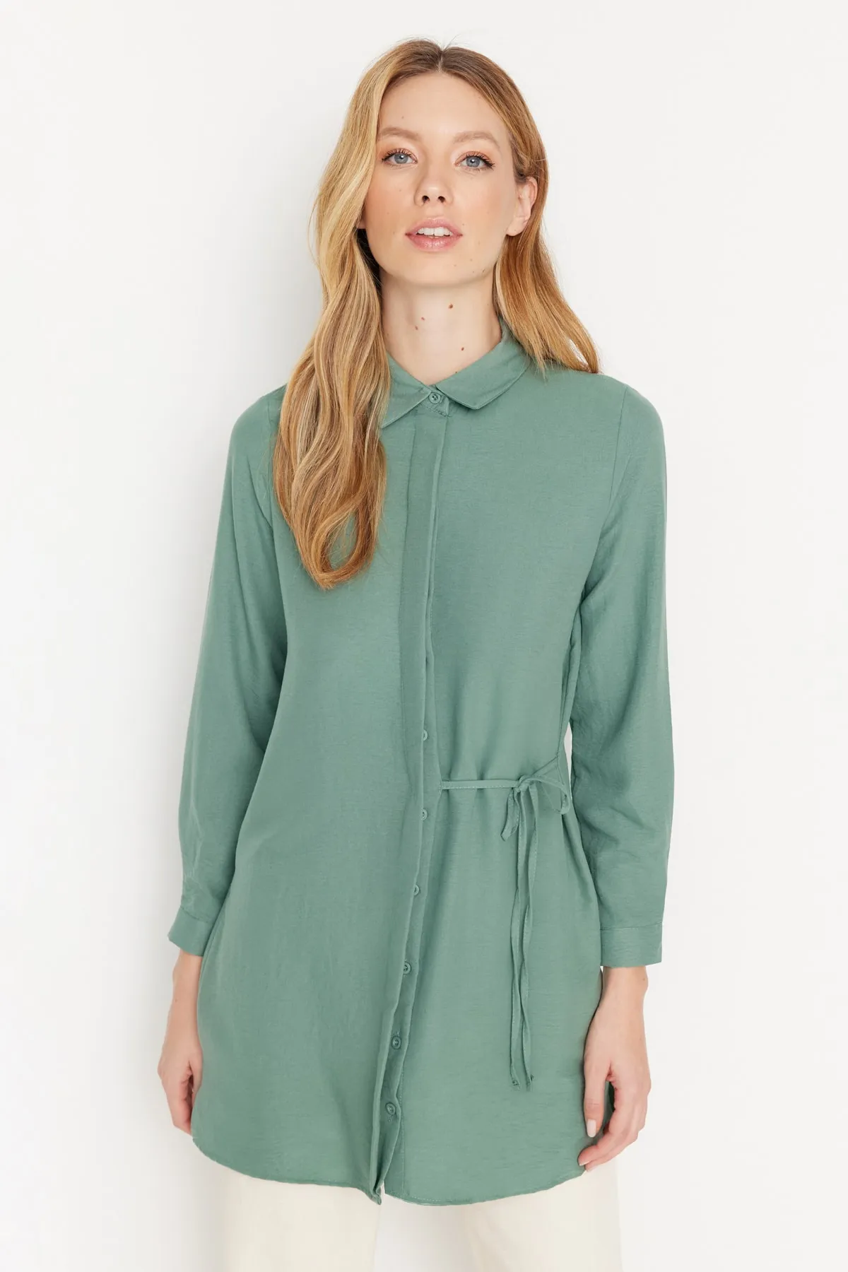 Trendyol Modest  Pistaziengrünes gewebtes Aerobin-Hemd mit Bindegürtel TCTSS22GO0105