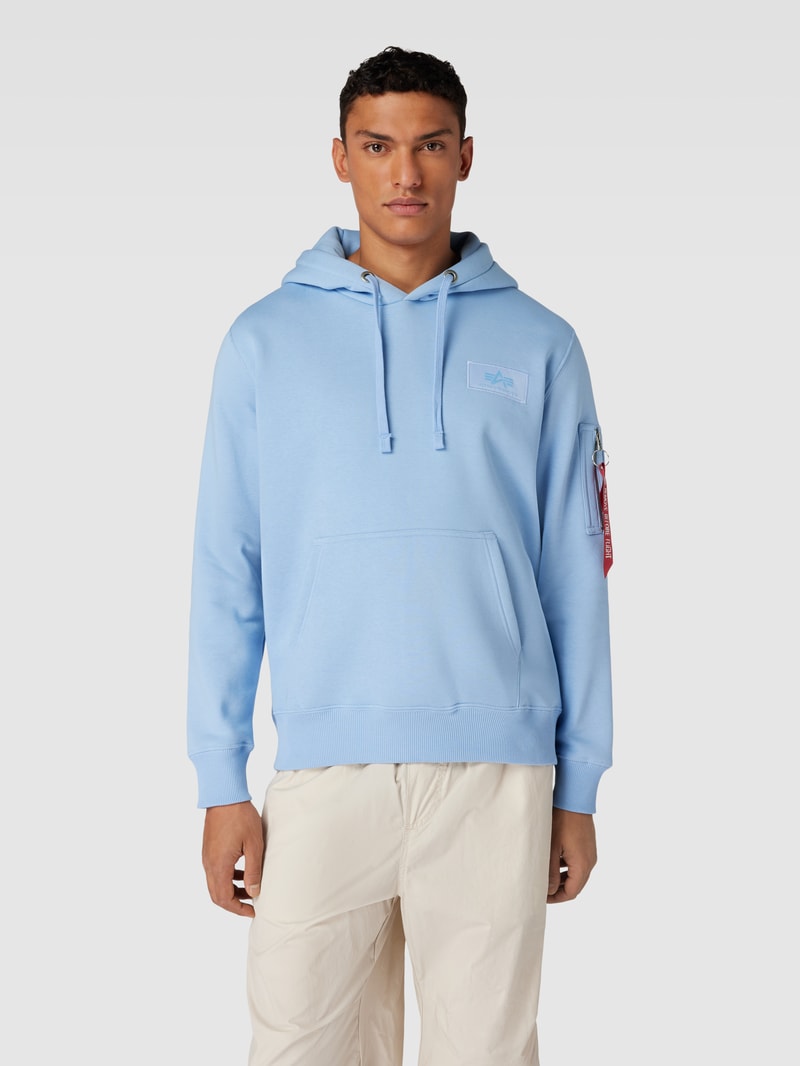 Hoodie mit Label-Patch in hellblau