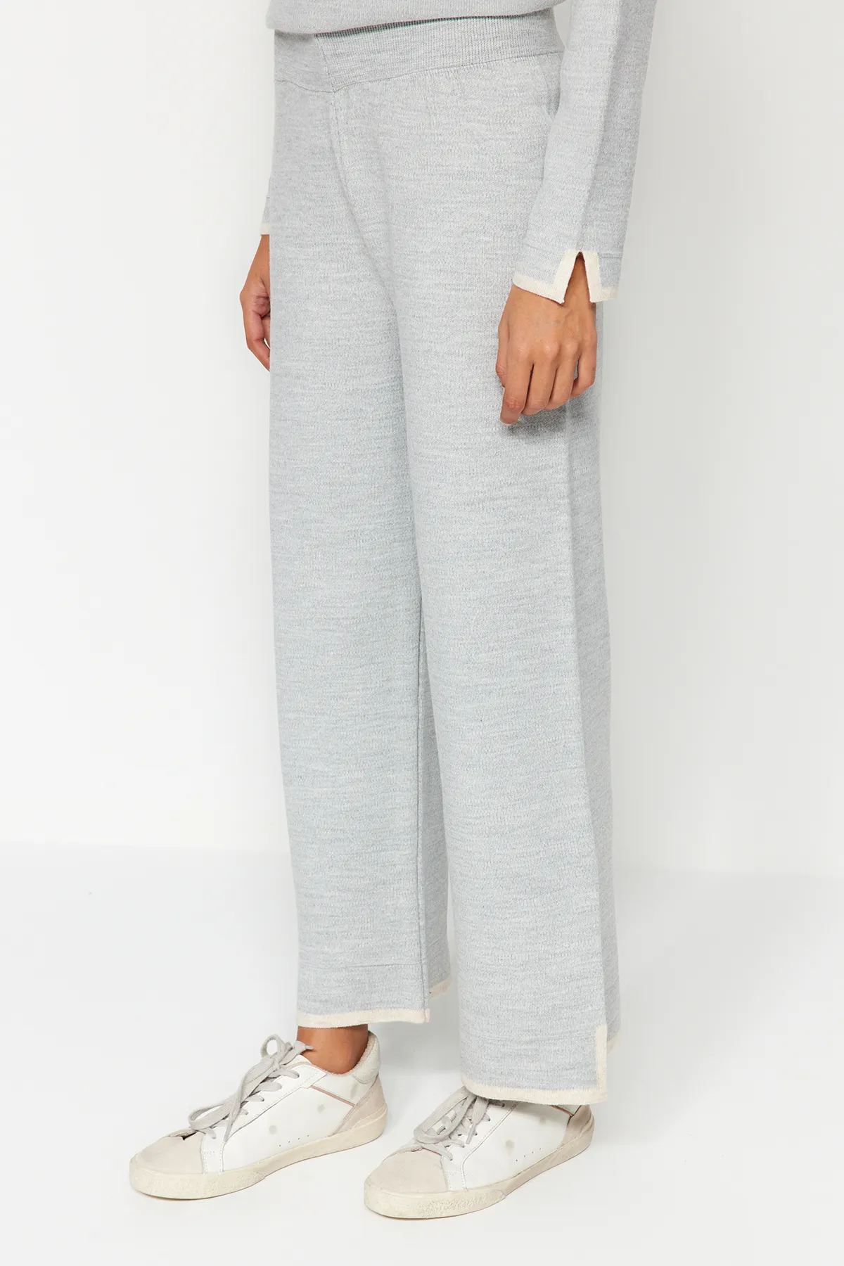 Trendyol Collection  Graues, weit geschnittenes Strickoberteil und -unterteil in Kontrastfarbe TWOAW24AU00062