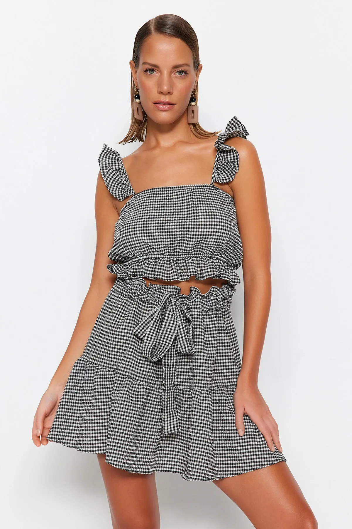 Trendyol Collection  Blusen-Rock-Set mit gewebten Rüschen und Gingham-Struktur TBESS23AU00160