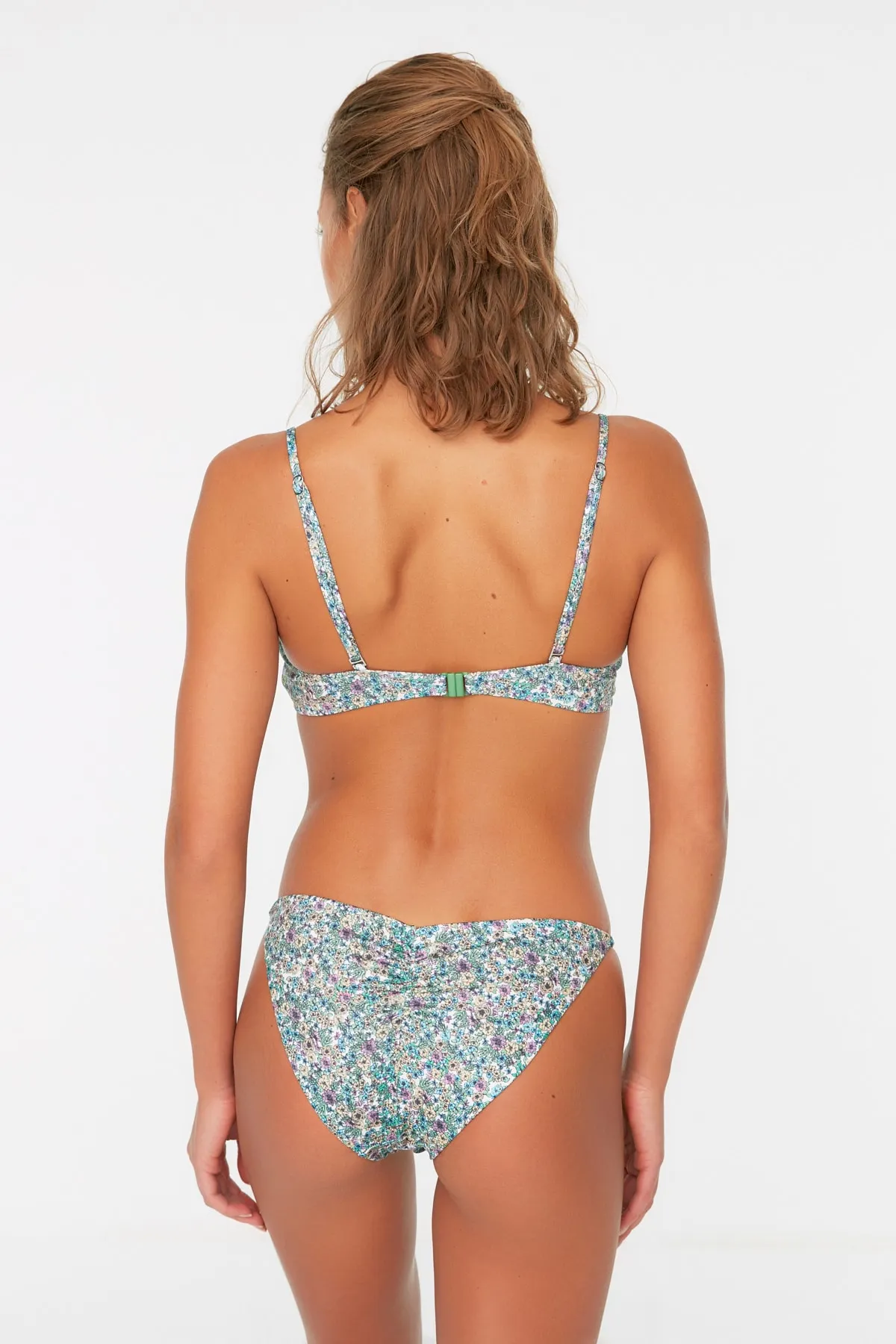 Trendyol Collection  Bikinihose mit knusprigem Blumenmuster TBESS21BA0055